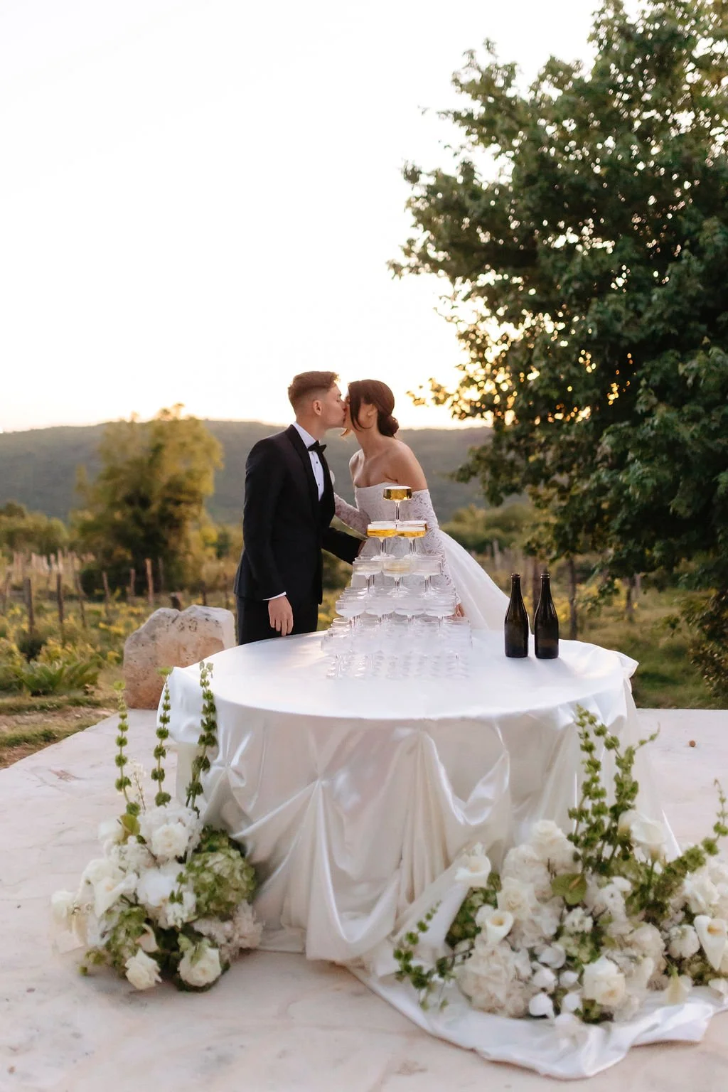 wedding_paladnjaki_champaigntower.jpg