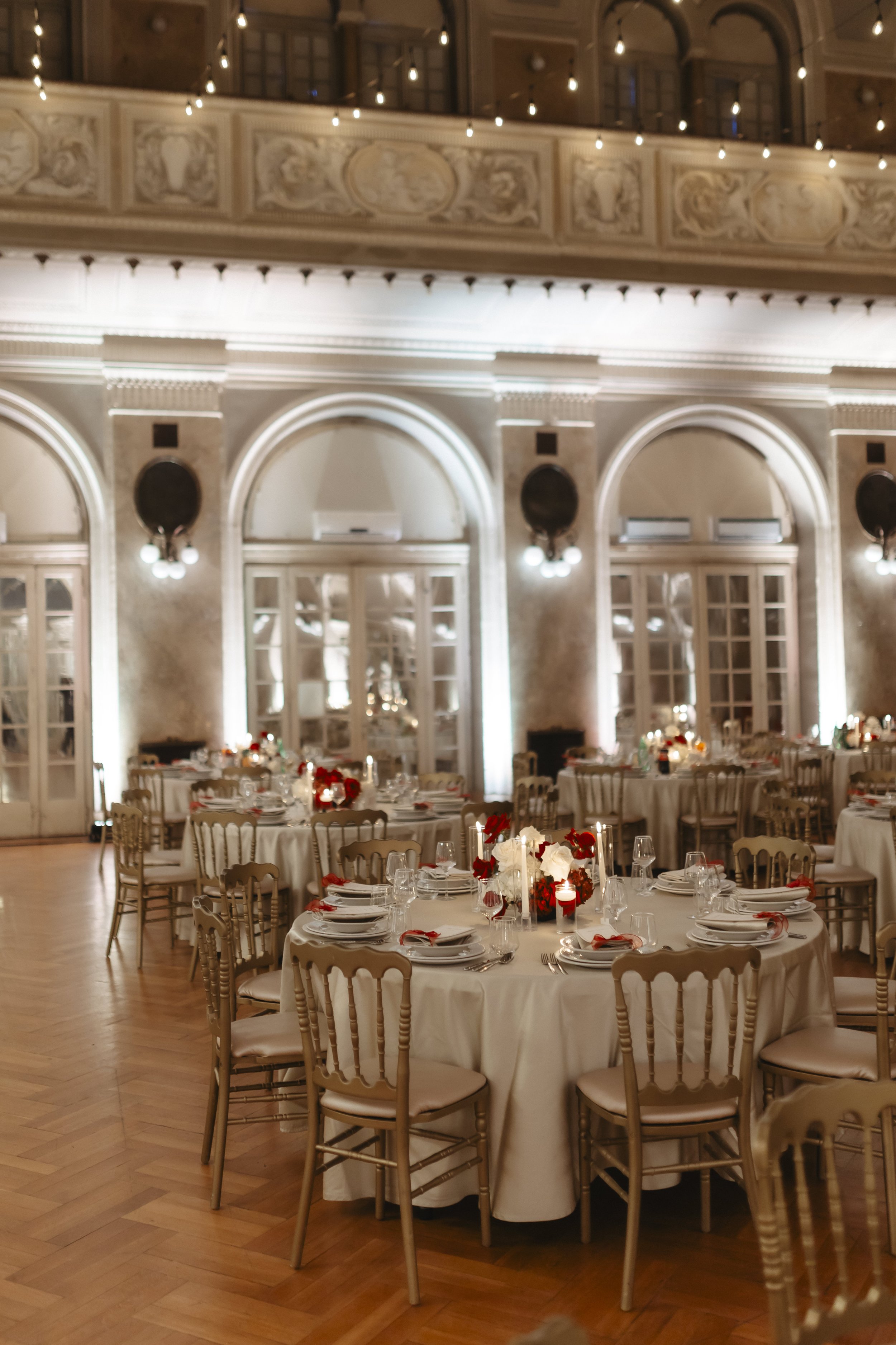 white-red-flowers-wedding-pula-ballroom.jpg
