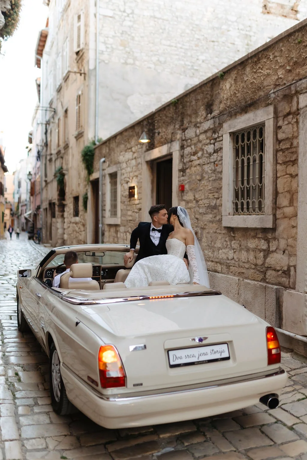 newlyweds-couple-shoot-rovinj-vintage-car (7).jpg