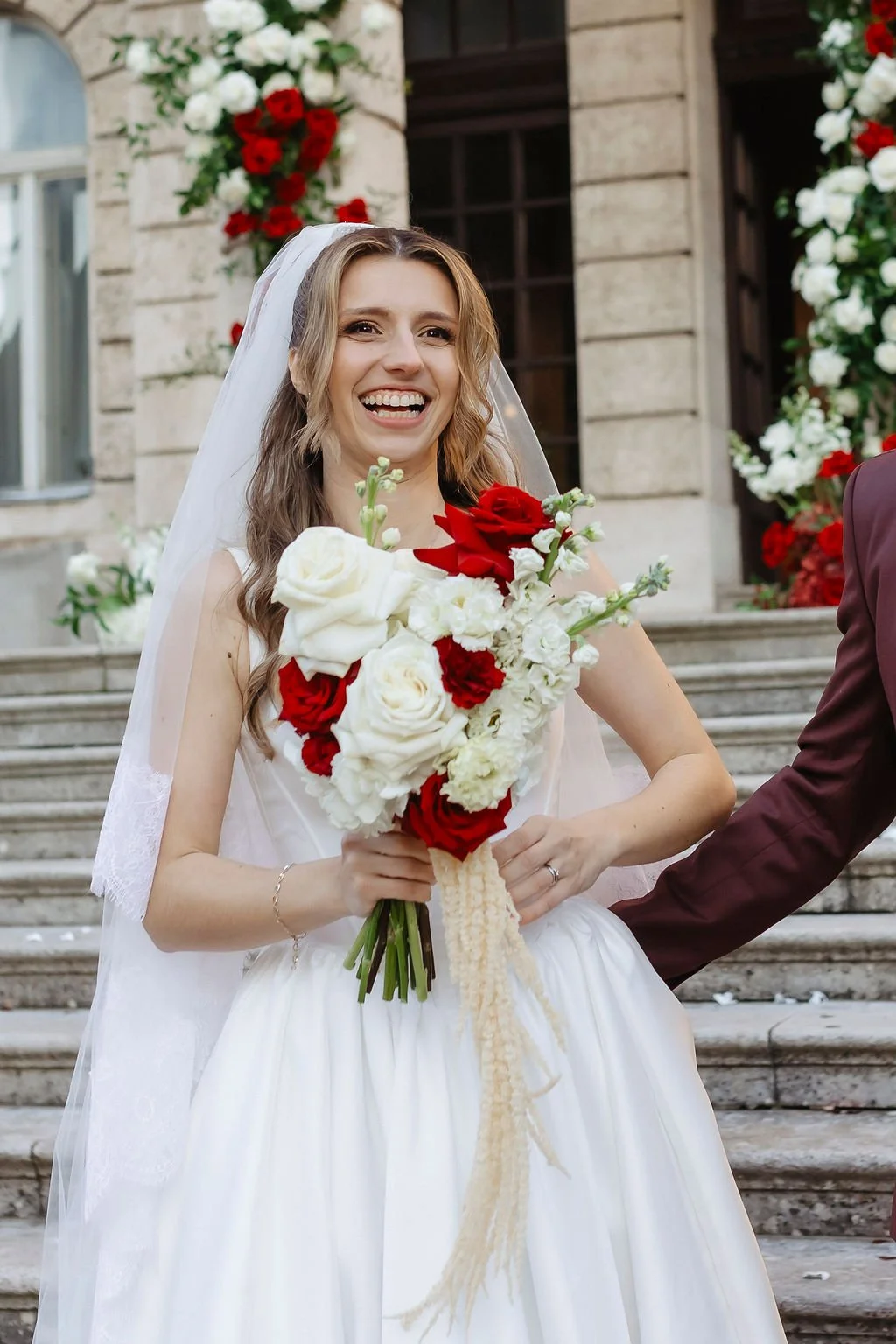 bride-white-red-bouquet-wedding.jpg