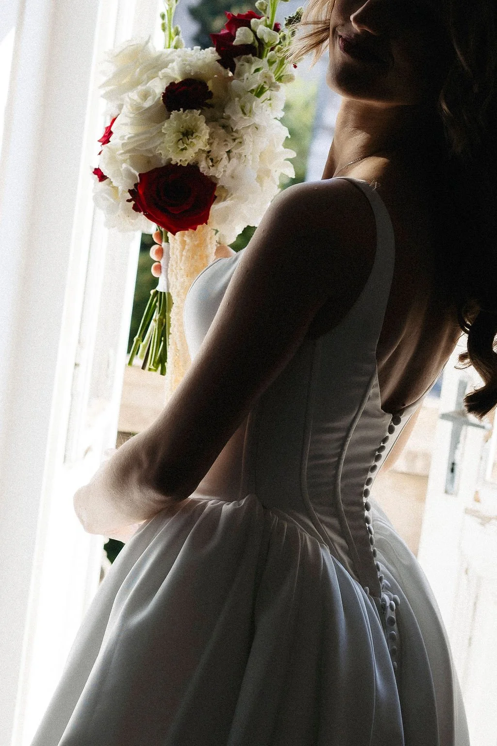 bride_white_red_bouquet_wedding.jpg