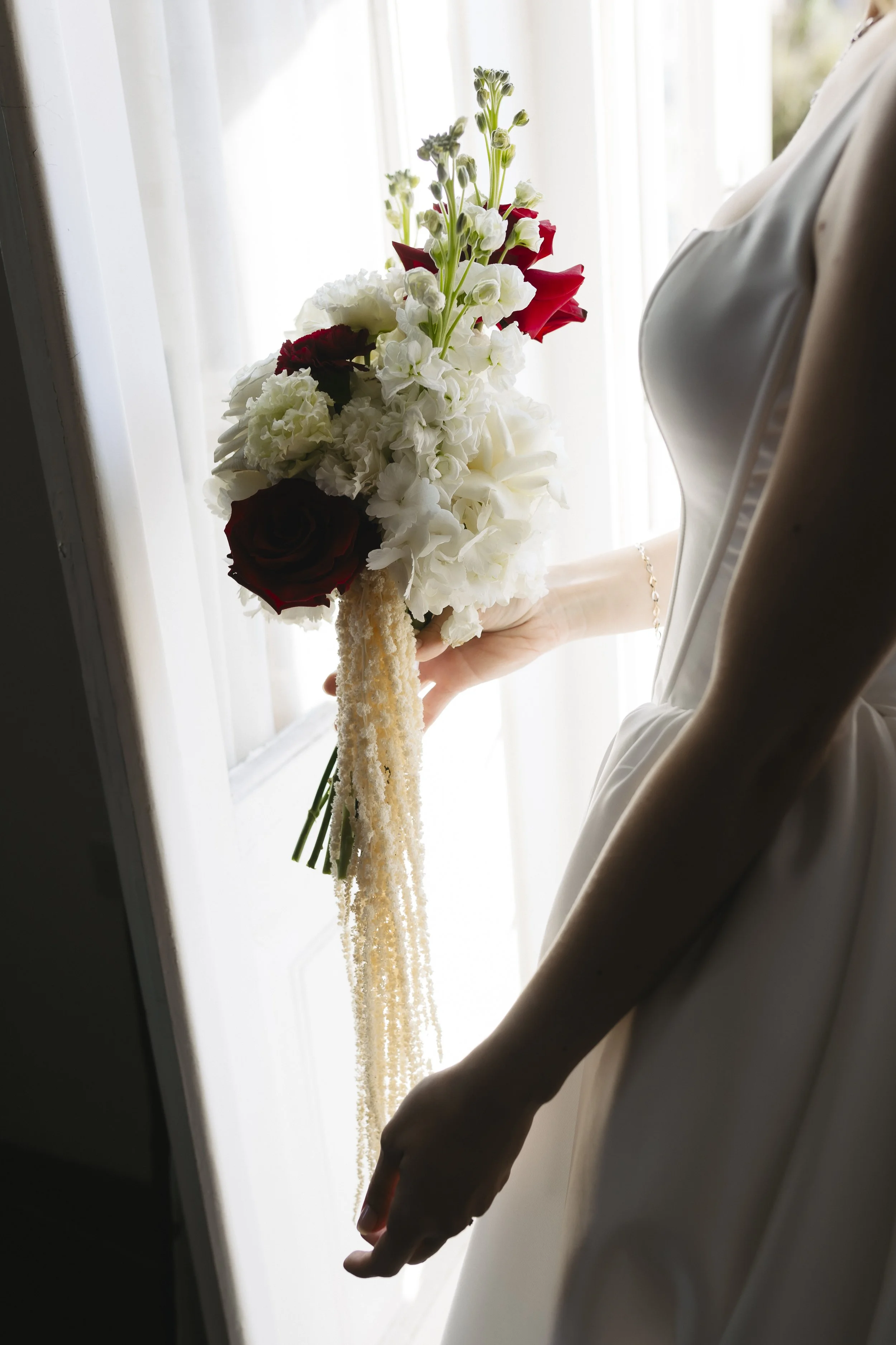 white-red-wedding-bouquet-pula (2).jpg
