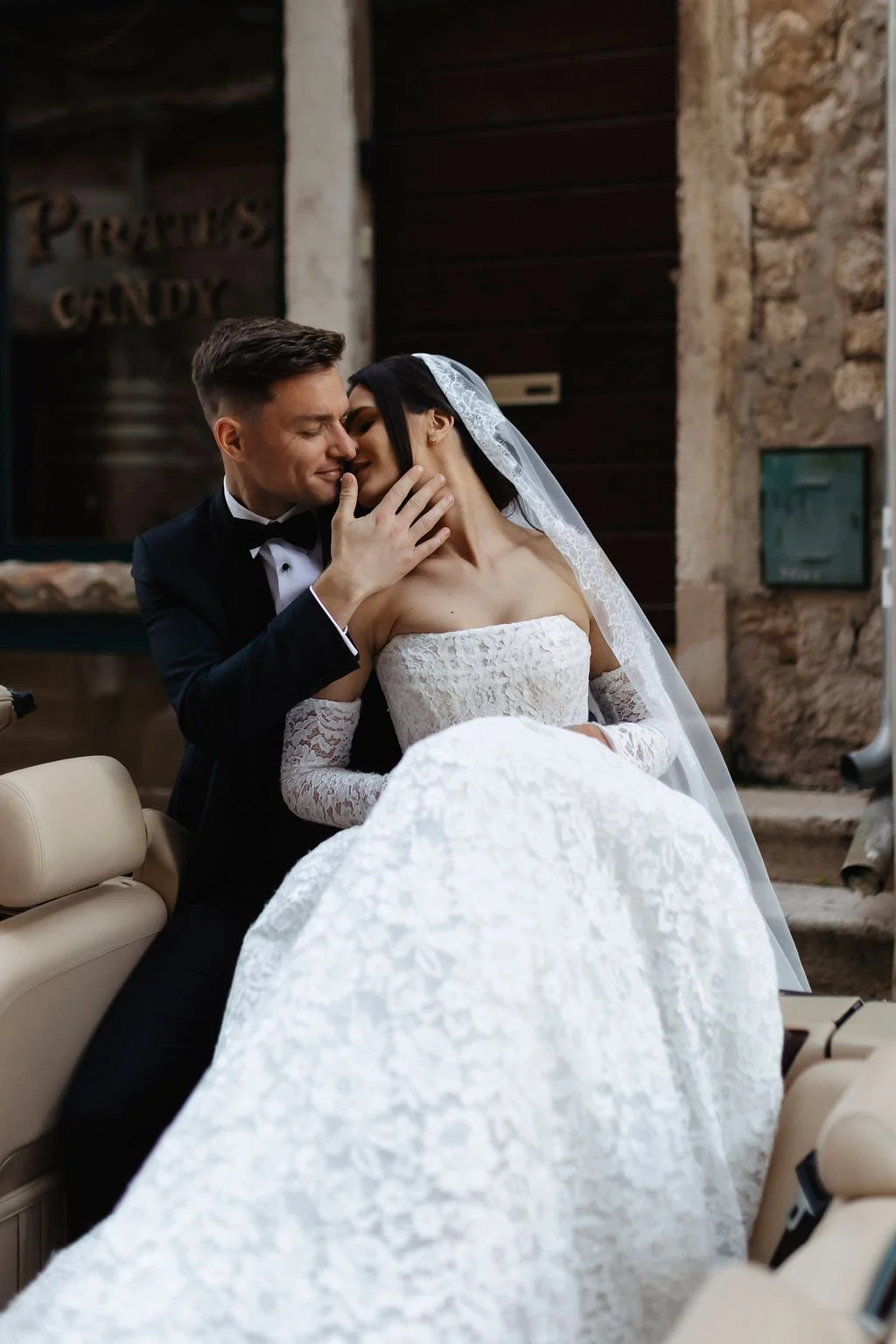 newlyweds-couple-shoot-rovinj-vintage-car (6).jpg