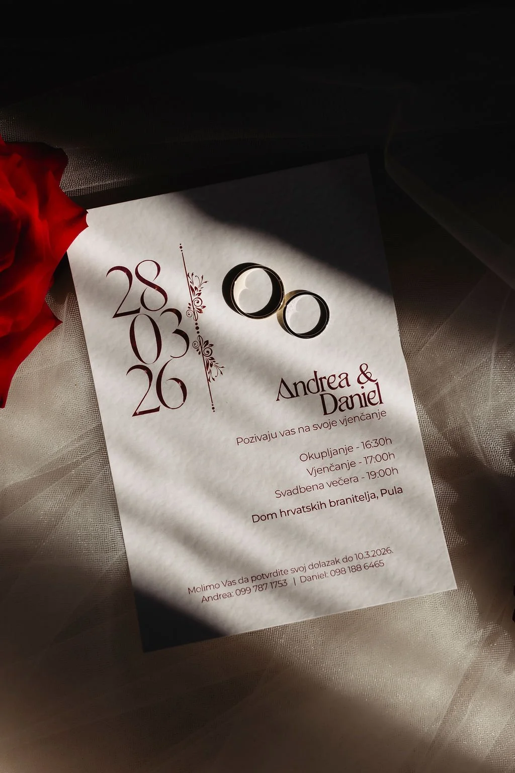 whiteandred_elegant_weddinginvitation.jpg