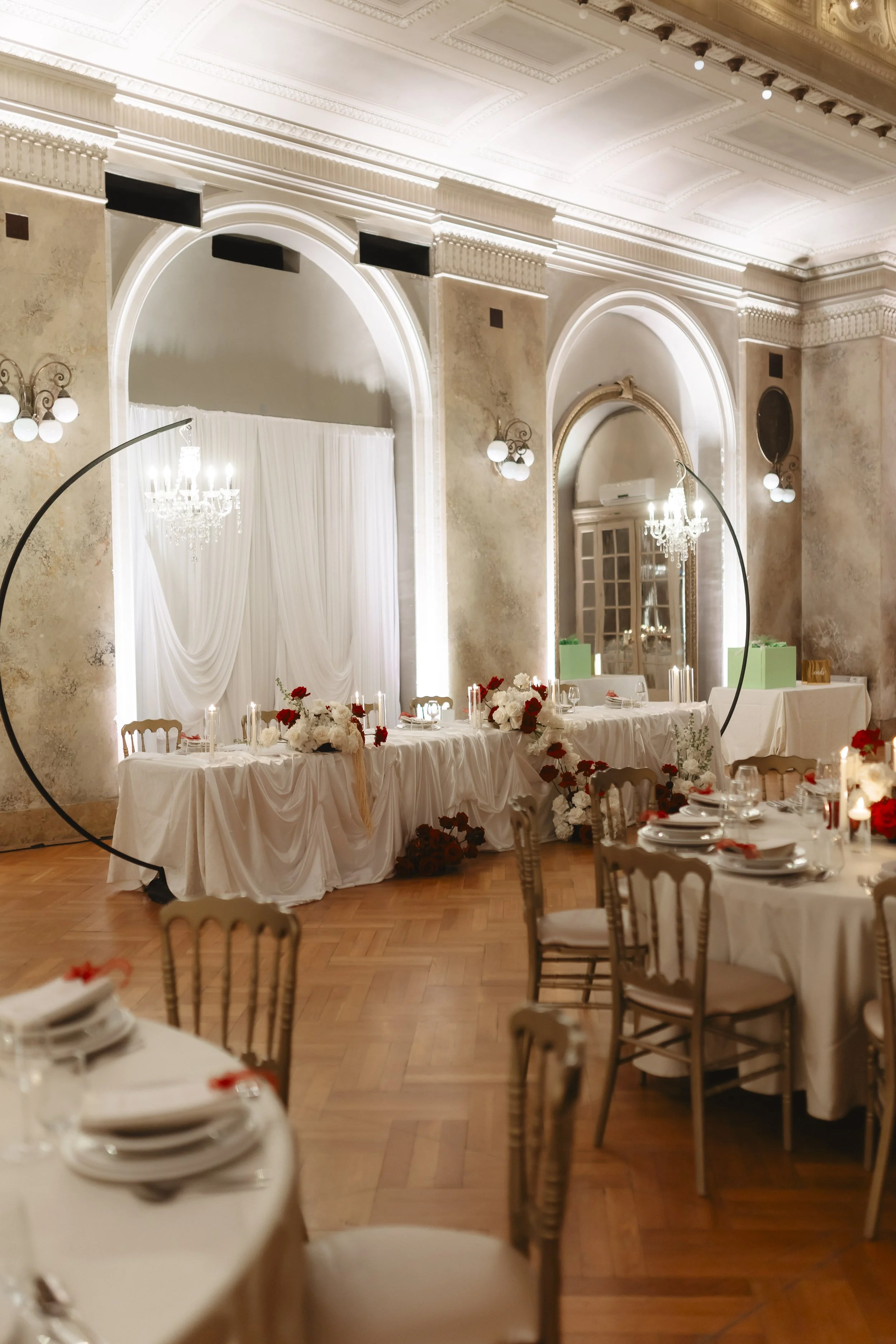 newlyweds-table-decor-chandeliers-pula.jpg