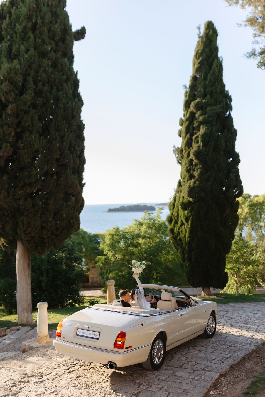 newlyweds-couple-shoot-rovinj-vintage-car (1).jpg