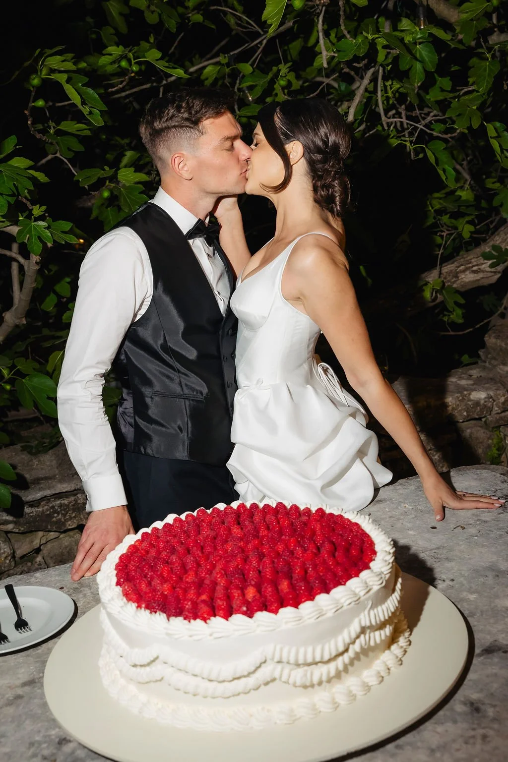 newlyweds_cakekiss_milefoglieweddingcake_Istria_wedding_paladnjaki.jpg