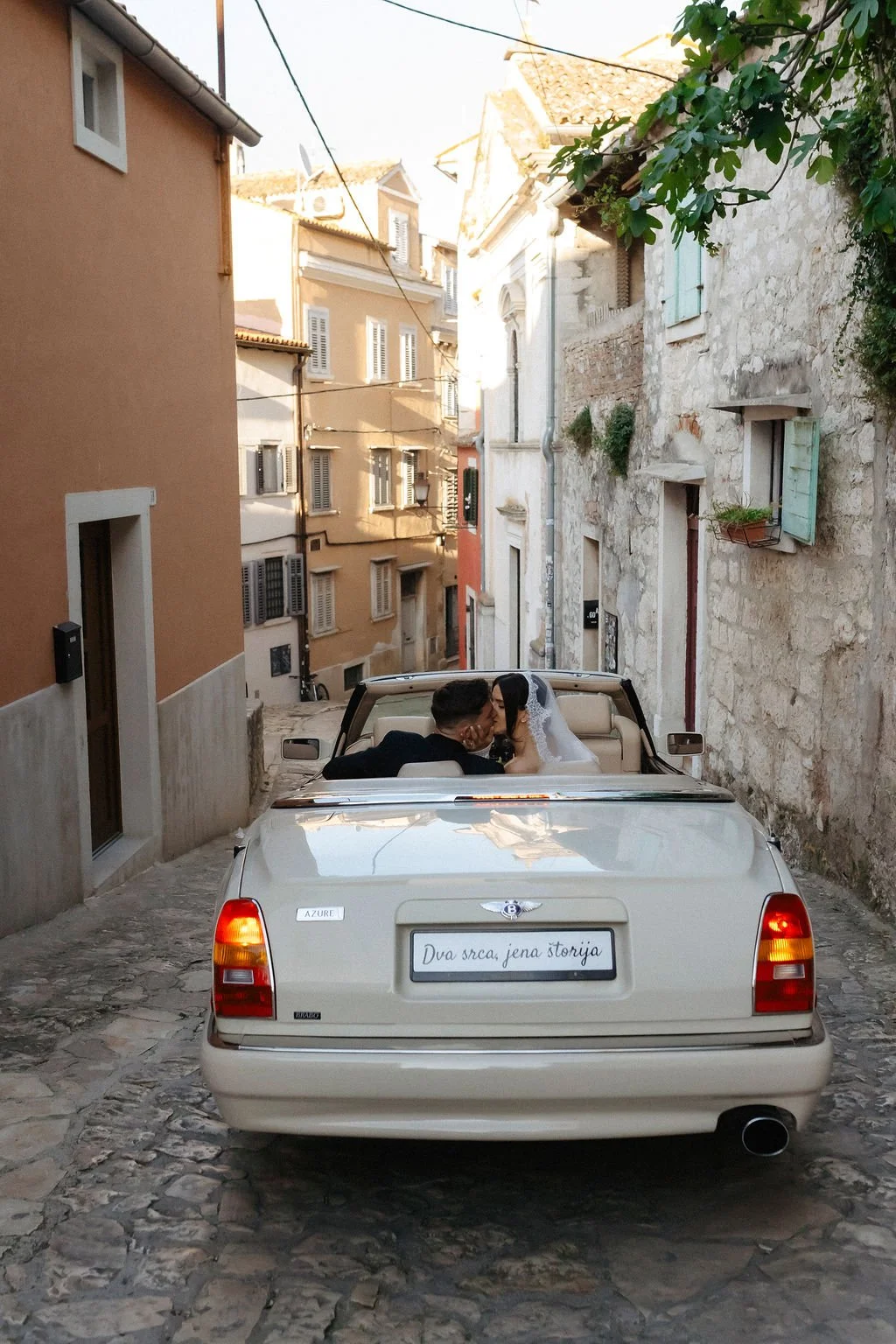 newlyweds-couple-shoot-rovinj-vintage-car (3).jpg