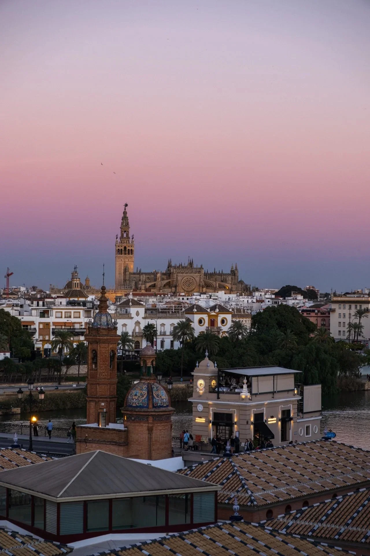sevilla-giralda-cathedral-pink-sunset-rooftops-zyan-sachs.jpg