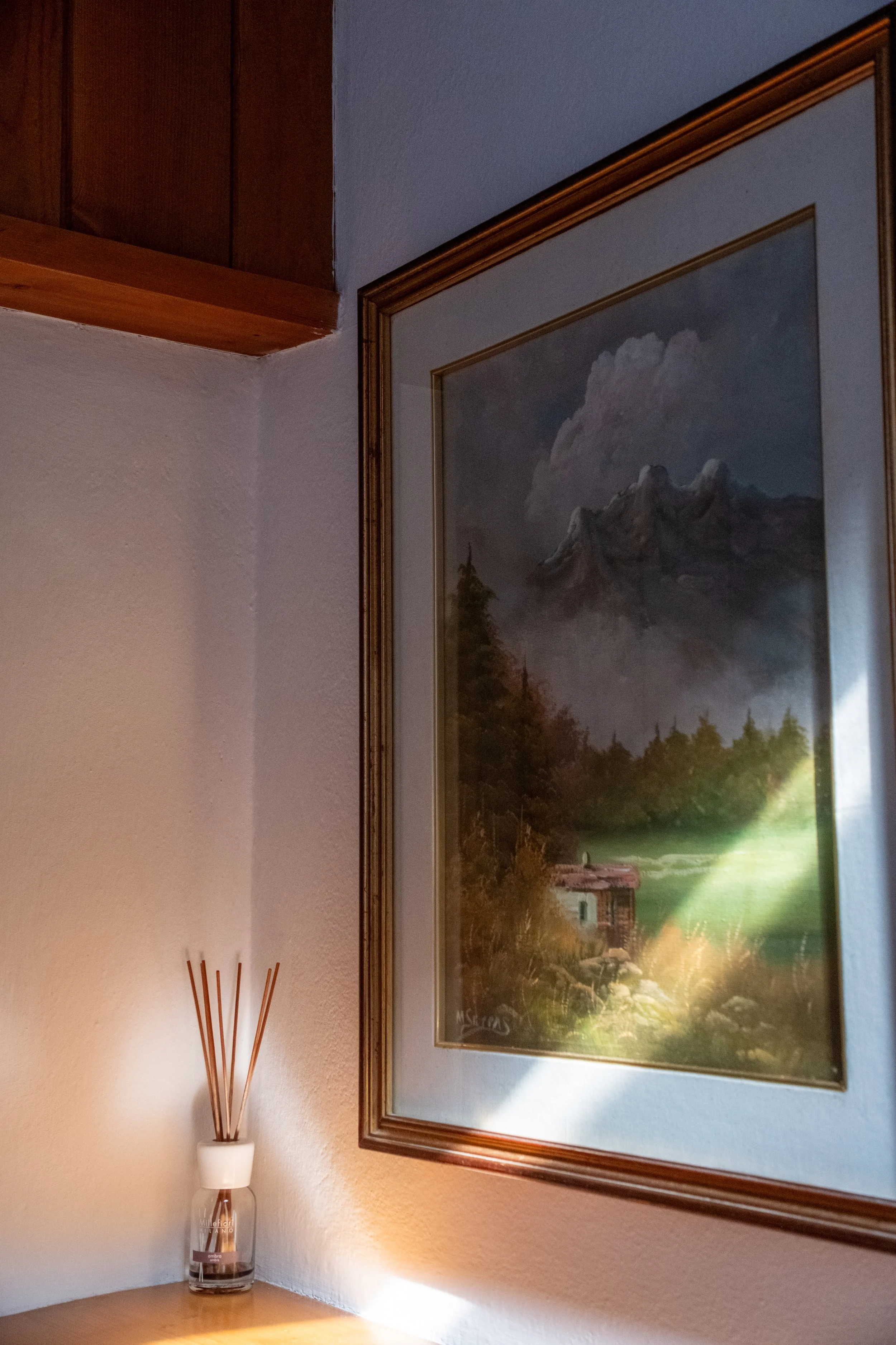 Mountain landscape painting on the wall at Al Borgo da Agata, Dolomites, by Zyan Sachs