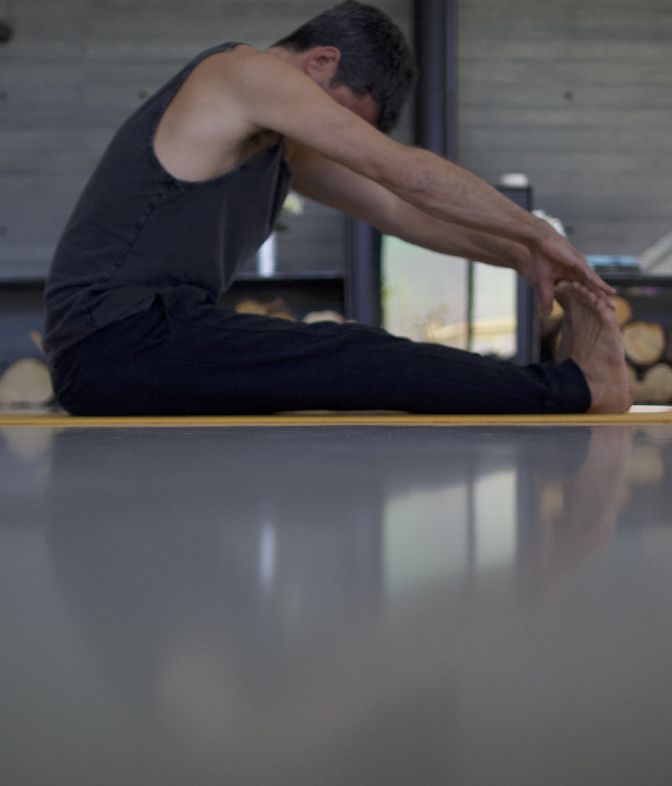 שעון המוח והיוגה: כיצד התמדה ויצירתיות מאיטות את ההזדקנות ומחזקות את החוסן