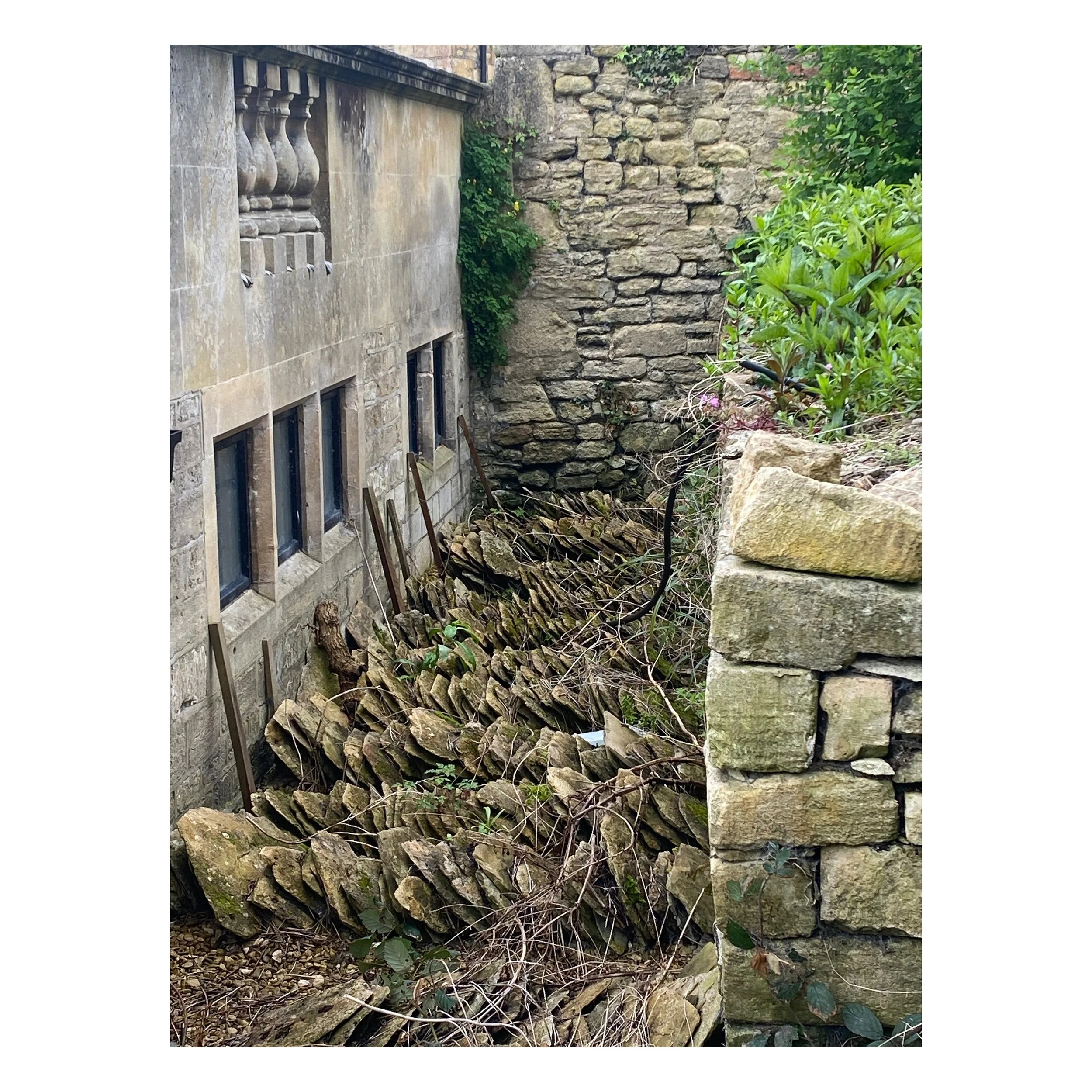 Slates! Stacked up in the garden, a space still waiting for a new design..

#bradfordonavon #garden #heritagehome