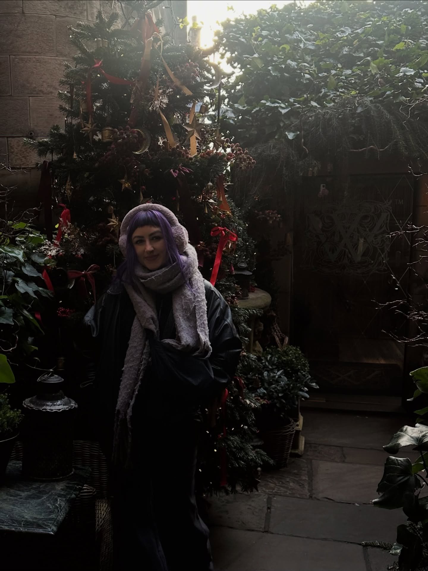 Merry Christmas &amp; Happy New Year to all my lovely clients and hairdressing friends 🥰🎄

Feeling extra festive this year with Christmas decorations in our first home ✨

Plus 4 nights in Edinburgh that honestly felt like being in Hogwarts 🥹✨

Jus