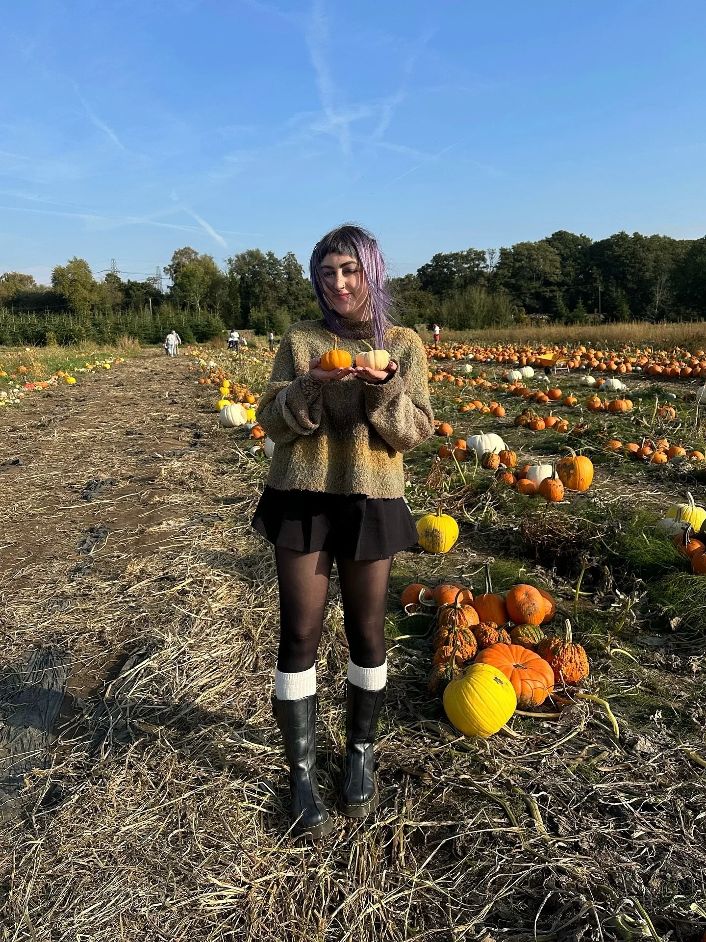 🍂🎃🦇👻🤎

➡️ swipe for the cutest 2023 vs 2025 🥹🐾
..sad I can&rsquo;t pick up my 30kg sheylas anymore :(
&bull;
&bull;
&bull;
#foxredlabrador #labrador #pumpkinpicking #autumn #halloween