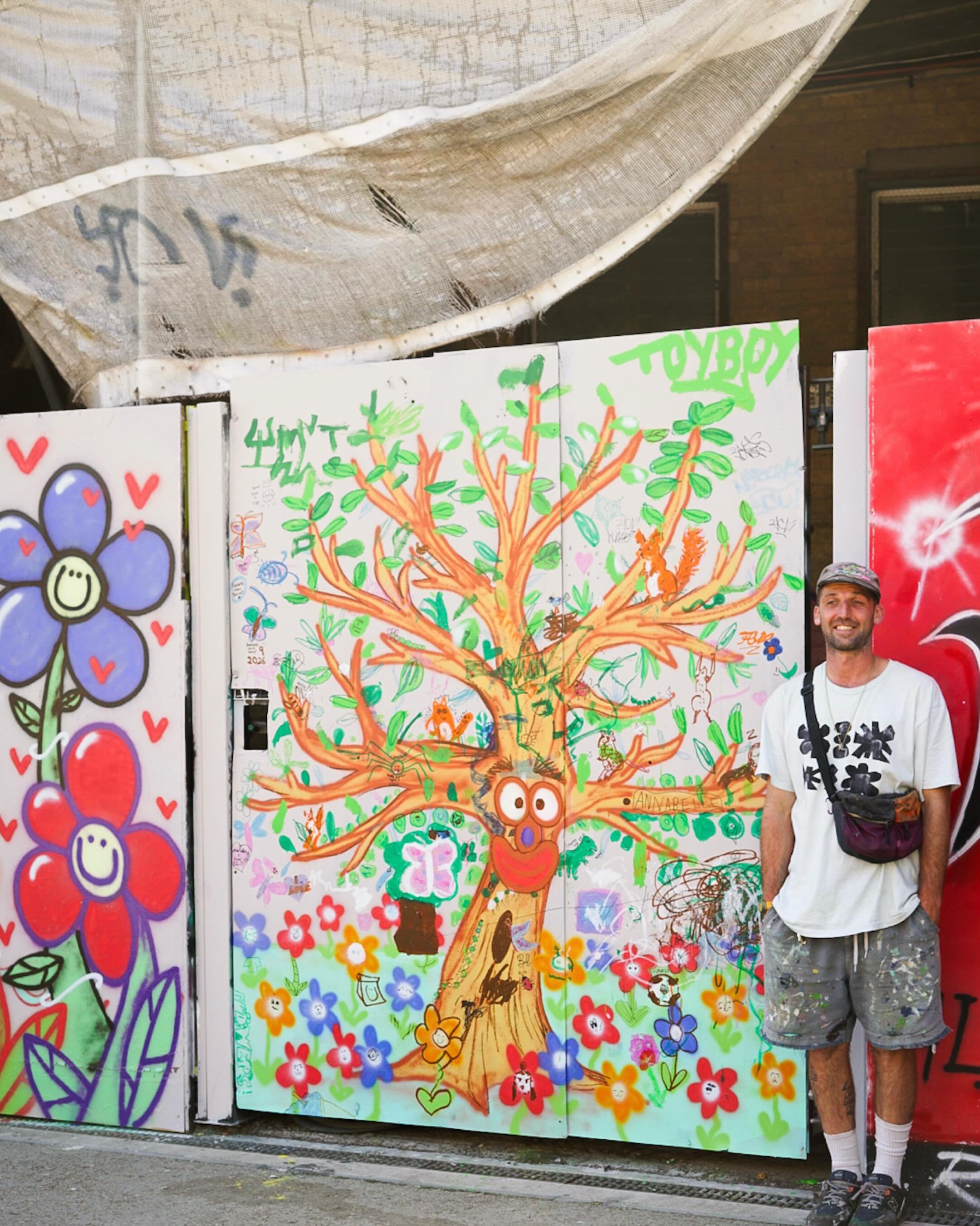 @f.f.w.i.h 
PAINT WORKSHOP for @greenhustlefest 
~ 
The Tree That Kept Giving!!

BIG UP everyone who came down, painted leaves, football and dinosaurs and drew themselves as flowers. 
~ 
BIG UP @greenhustlefest &amp; @the.hustlecollective for an incr