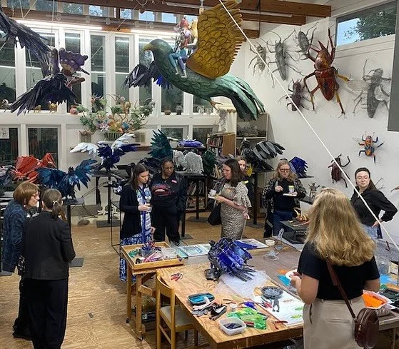 We had a fantastic studio visit last night with artist Joan Danziger! Thank you to Joan for welcoming us to her studio and home, and to Alissa Maru and Helen Frederick for helping to organize this program. 📲 link in bio to learn more about our upcom