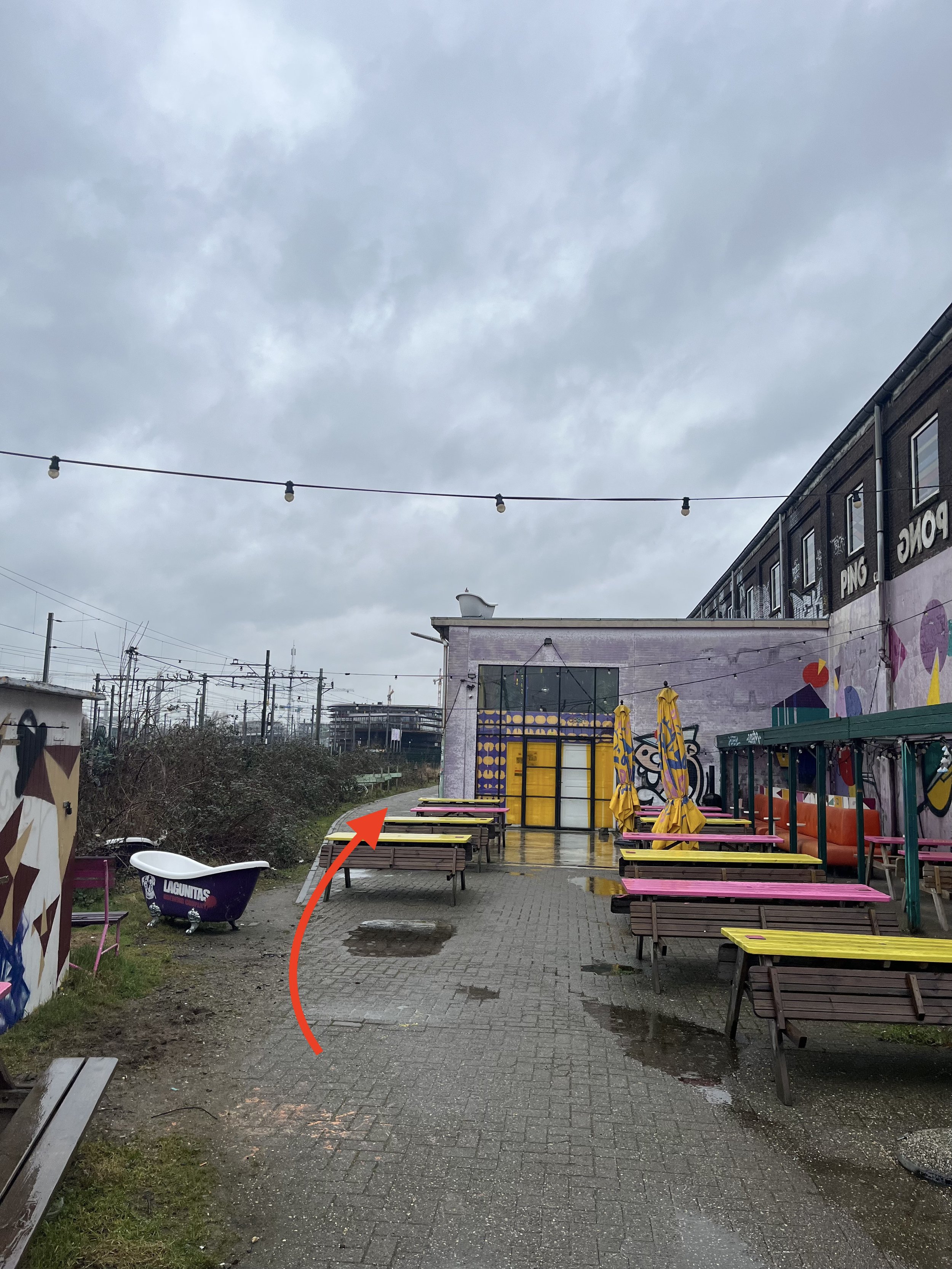 Ga voorbij de ingang van de "Ping Pong Club".