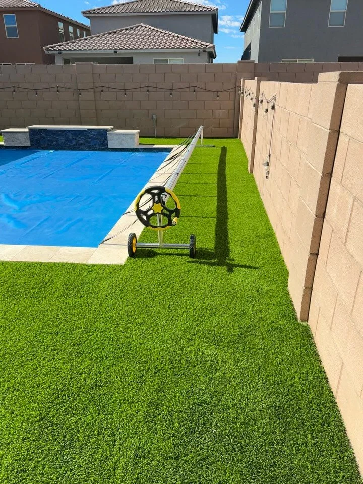 Designed with purpose, built with precision 💧🖤 At Meraki, we planned this pergola to float right above the pool, merging shade with swim space effortlessly. Whether you&rsquo;re cooling off in the water or chilling under the pergola, every inch flo