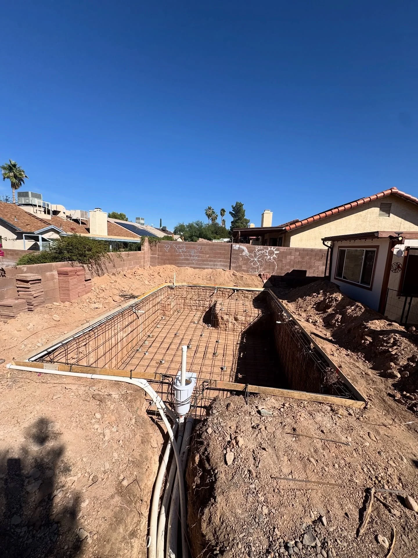 Excavation ➤ plumbing ➤ rebar . all knocked out in just 8 days 💪 Meraki is rollin&rsquo; through these builds and keeping it tight on schedule. Shotcrete coming up next week and we&rsquo;re not slowing down.
 #MerakiPoolsAZ #TucsonPoolBuilder #Excav