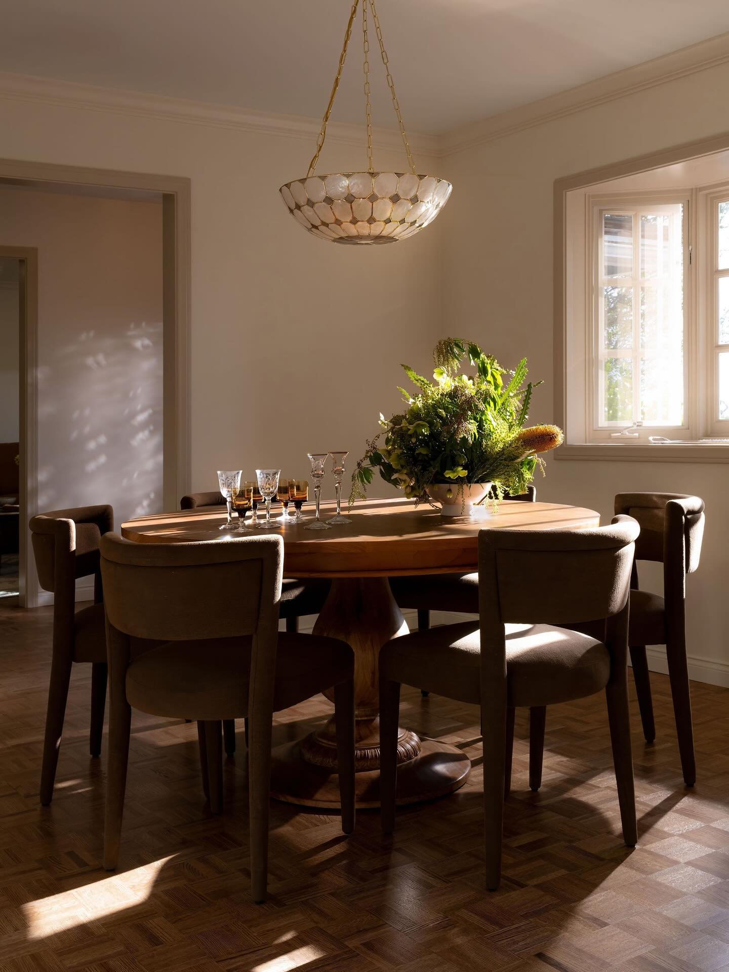 FINE DININ&rsquo;
.
.
okay, hot take. Can we bring back dining at the dining table??? You know like sit down, actually take a breath, sit with your people &amp; enjoy your food&hellip;. talk about your day, you know stuff like that. Doesn&rsquo;t tha