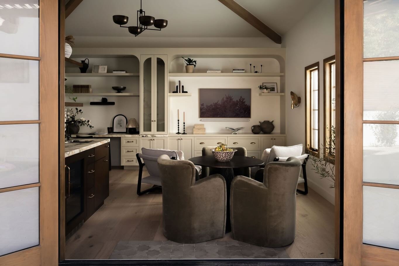 WORKKKKK.
.
.
.
Wooooweeeee we did A LOT like alotttaaaa lot to this tiny lil space. Vaulted the ceilings like HELLO, built-ins everywhere to really anchor the space, lighting on lighting, yummy flooring, the cutest lil entry tile mat, wood windows/d