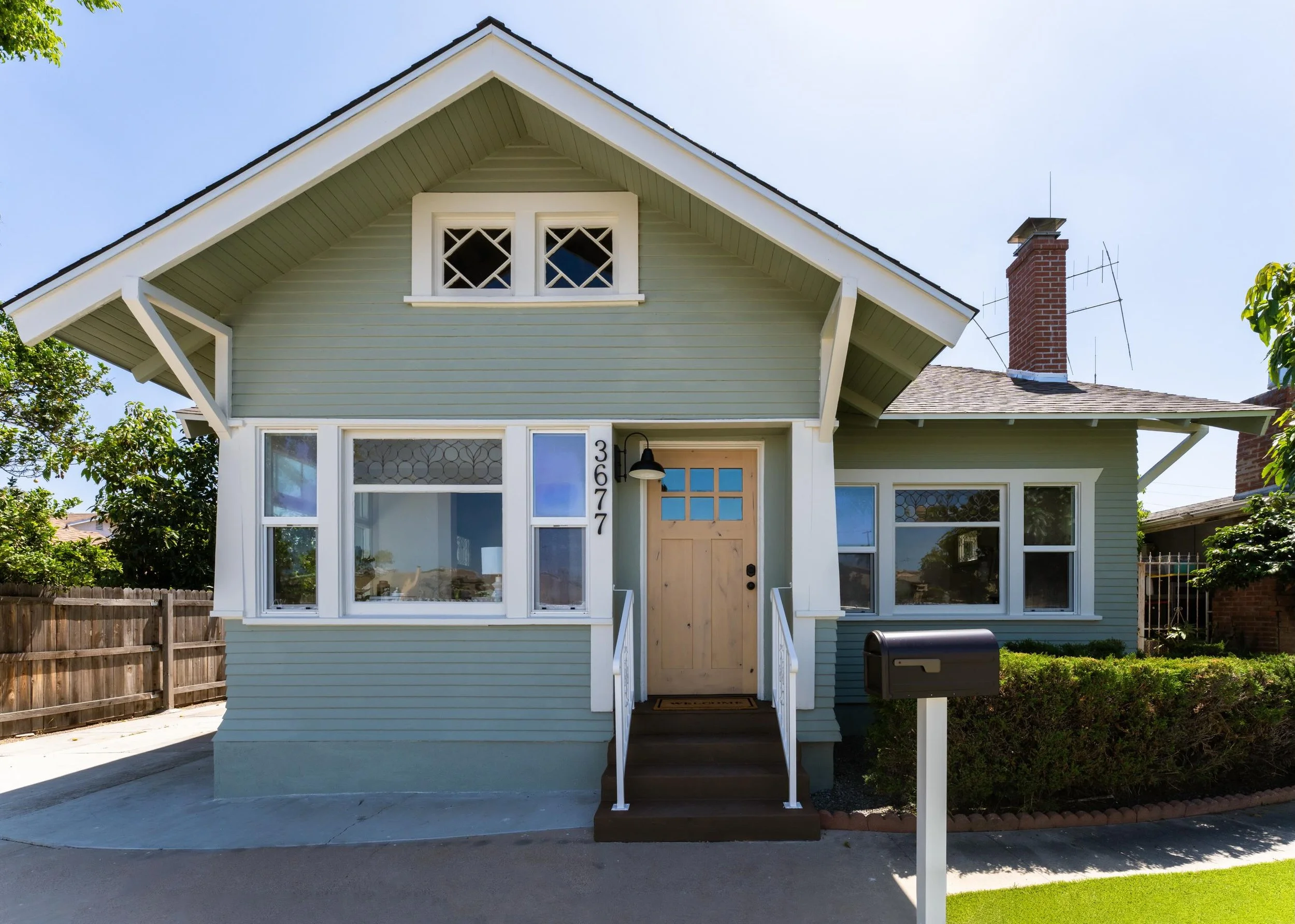 FLIP IT GOOD 🏡.
.
.
Another transformation Tuesday for y&rsquo;all. This one had some charm already&mdash;built-ins, decorative windows &amp; a curb appeal that just needed some vision&hellip;. Everything else had to go, including the red carpet. Ch