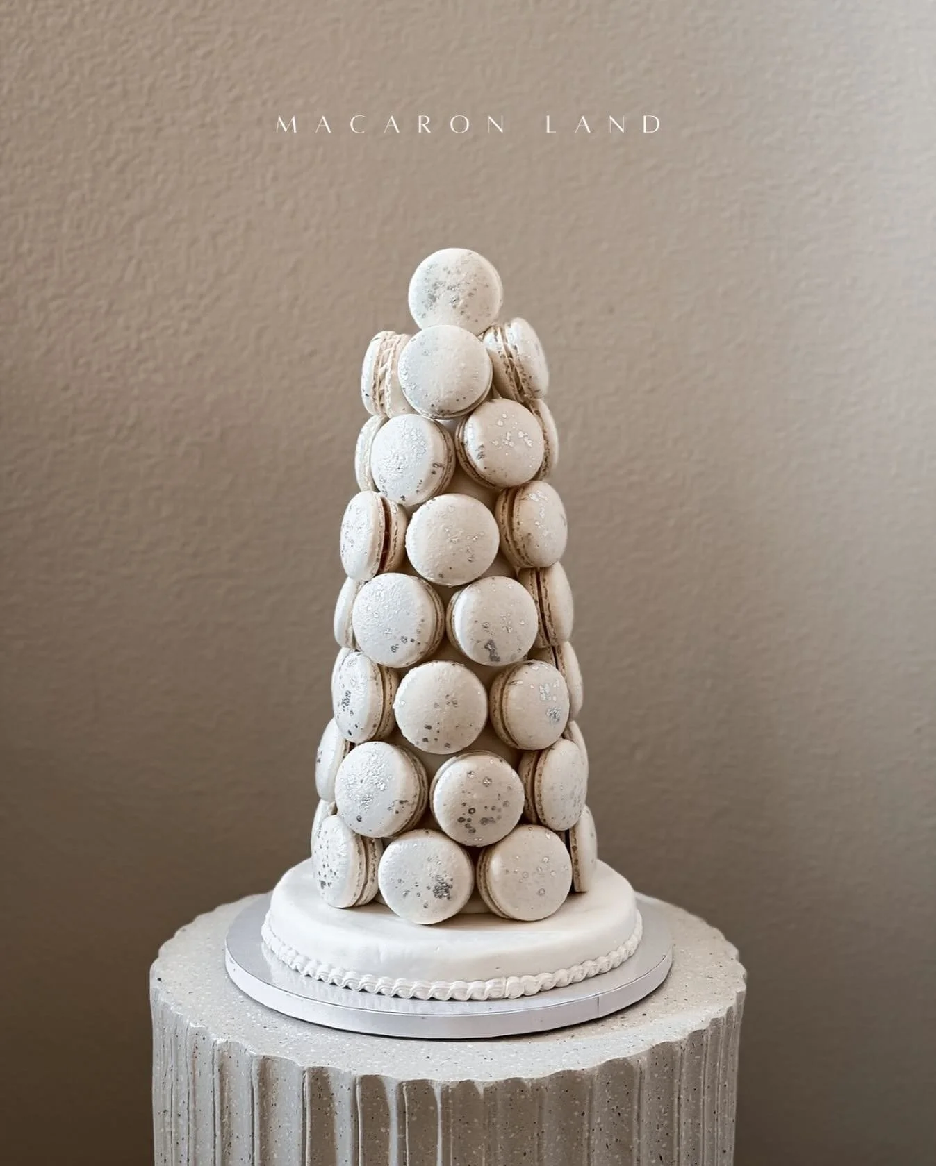 12&quot; macaron tower🤍

.
.
.
.
.
#macarons #macaron #macaronsofinstagram #macaronstagram #macaronlover #macaroncollab2025#macaronlove #macaronart #macarontower #macaronshop #macaronbox #macaronaddict #macarongram #macaron_homemade #macarontowers #