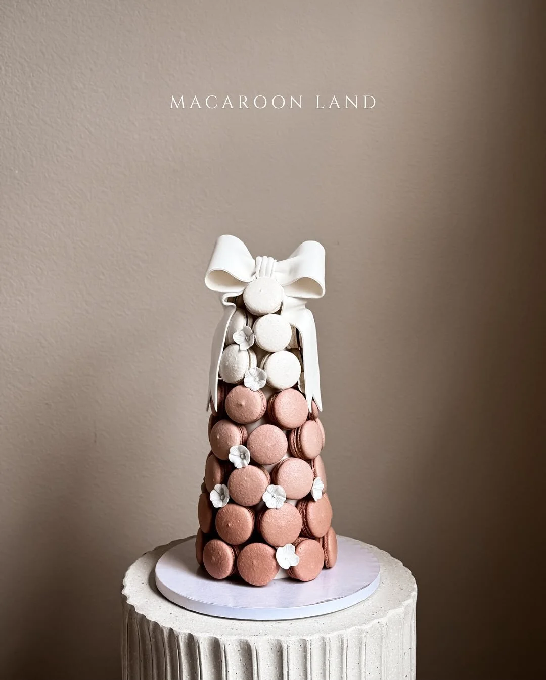 12&quot; macaron tower🤎🤍

.
.
.
.
.
#macarons #macaron #macaronsofinstagram #macaronstagram #macaronlover #macaroncollab2025#macaronlove #macaronart #macarontower #macaronshop #macaronbox #macaronaddict #macarongram #macaron_homemade #macarontowers