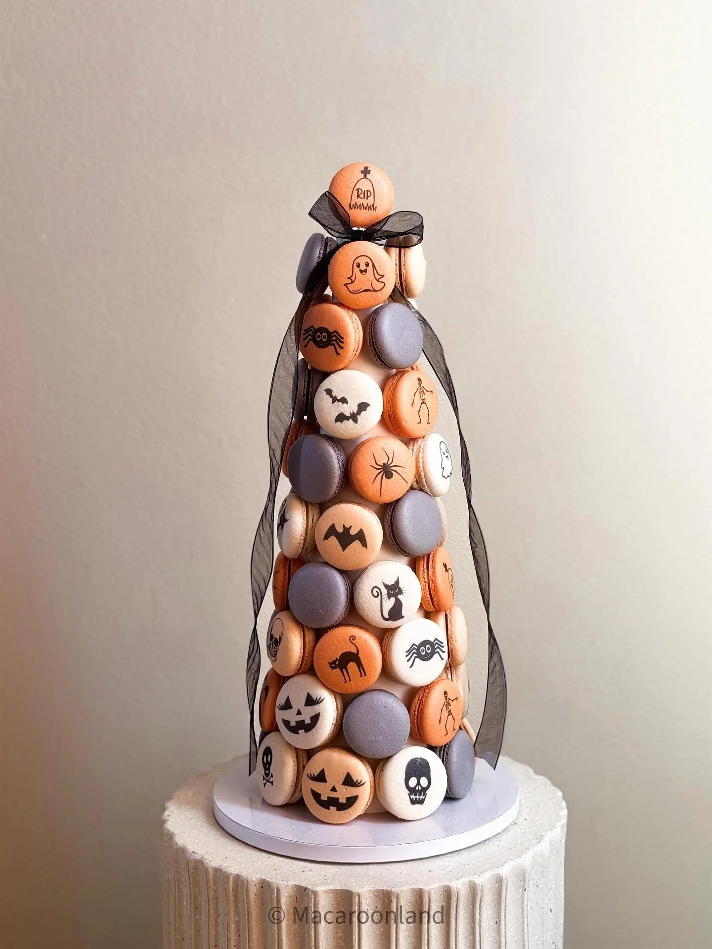 Happy spooky Halloween!🎃👻

.
.
.
.
.
#macarons #macaron #macaronsofinstagram #macaronstagram #macaronlover #macaroncollab2025#macaronlove #macaronart #macarontower #macaronshop #macaronbox #macaronaddict #macarongram #macaron_homemade #macarontower
