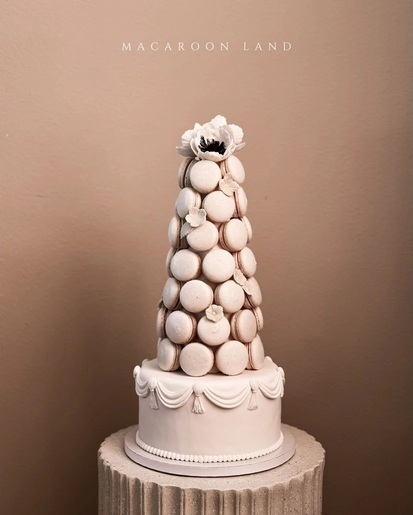 The 12&quot; macaron tower with base🤍

.
.
.
.
.
#macarons #macaron #macaronsofinstagram macaronstagram macaronlover macaroncollab2025macaronlove macaronart macarontower macaronshop macaronbox macaronaddict macarongram macaron_homemade macarontowers