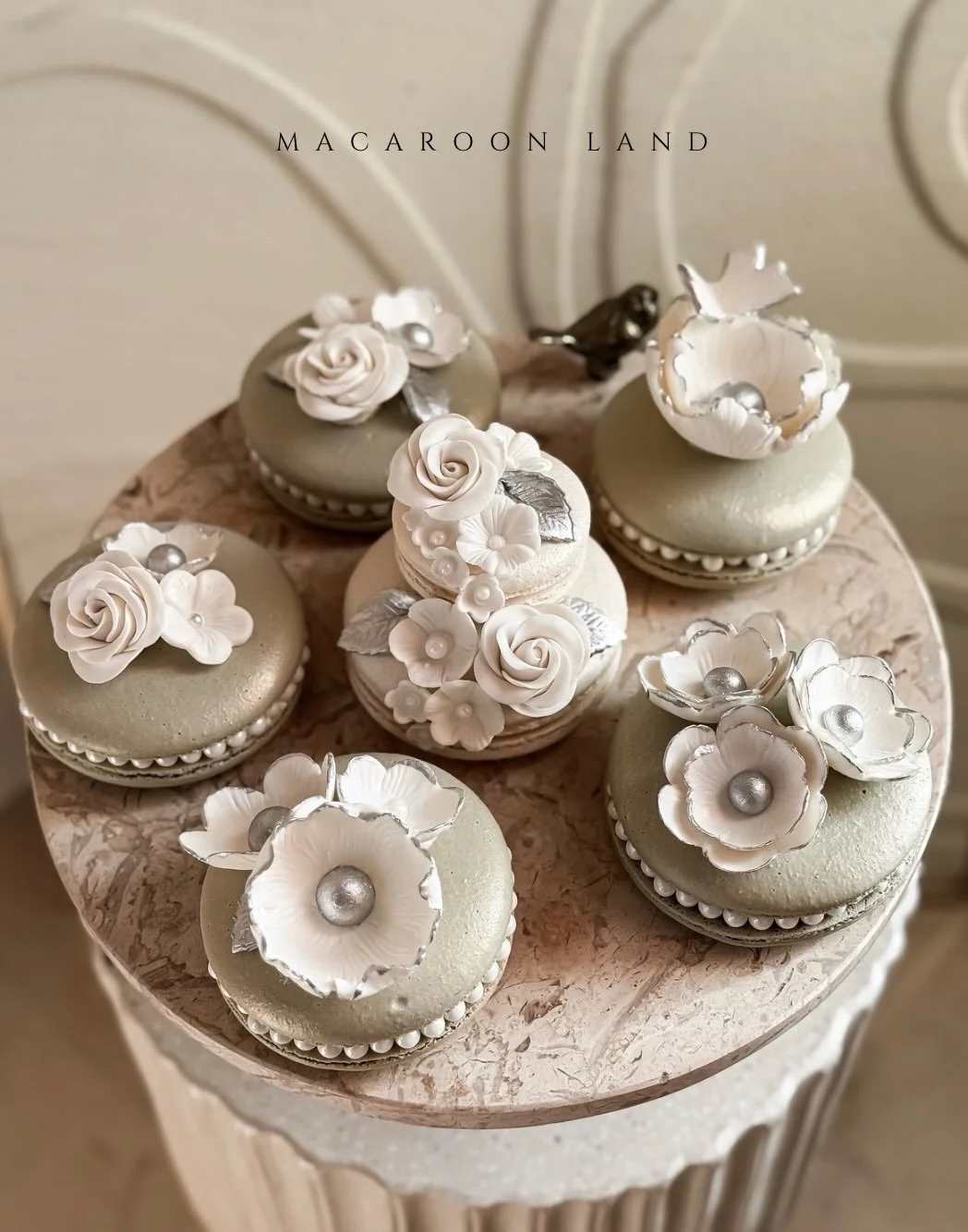 Floral macaron🤍
.
.
.
.
.
.
.
.
#macarons #macaron #macaronsofinstagram macaronstagram macaronlover macaroncollab2025macaronlove macaronart macarontower macaronshop macaronbox macaronaddict macarongram macaron_homemade macarontowers frenchmacaron ma