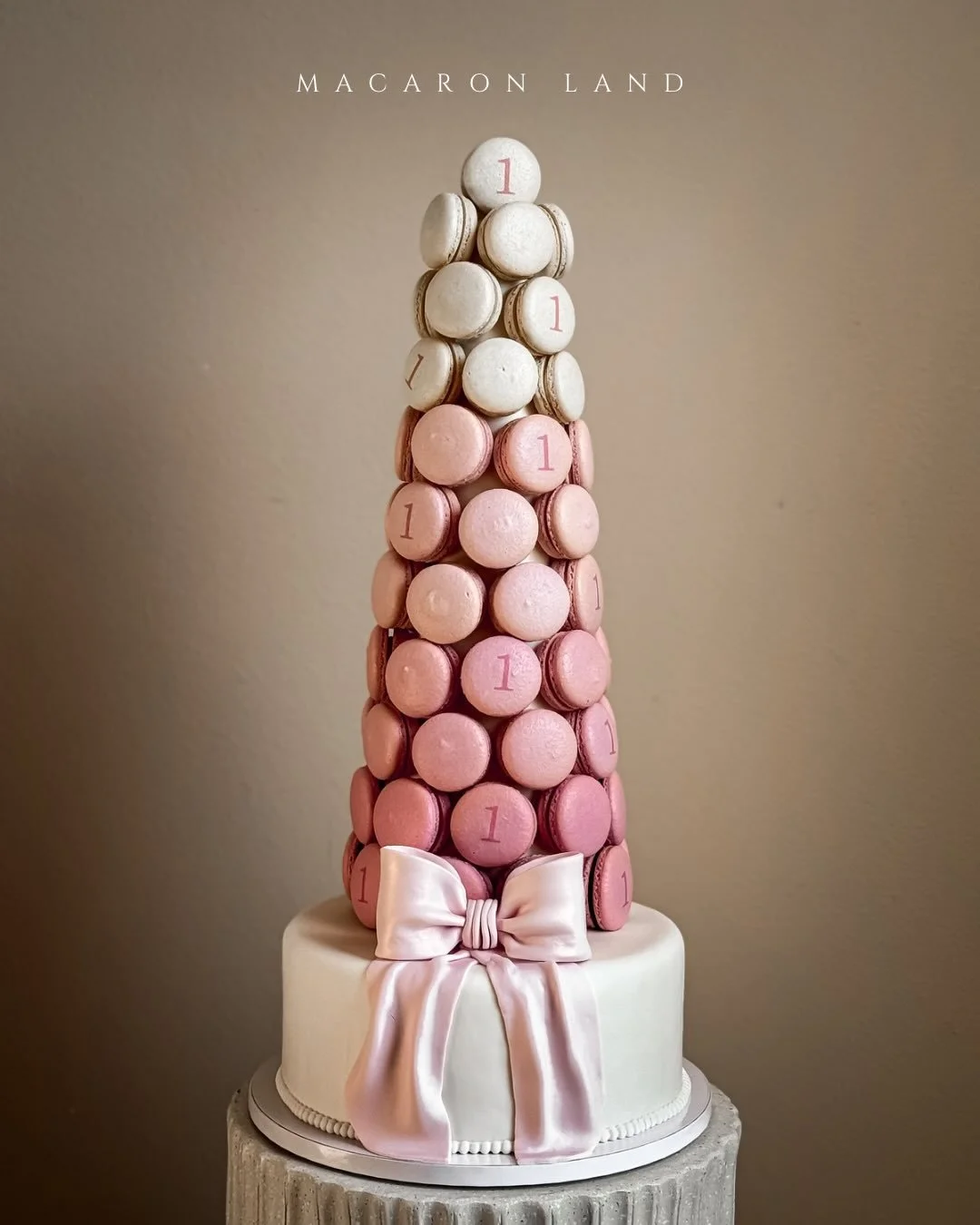 23&rdquo; macaron tower with base 💗
.
.
.
.
.
.
.
.
#macarons #macaron #macaronstand