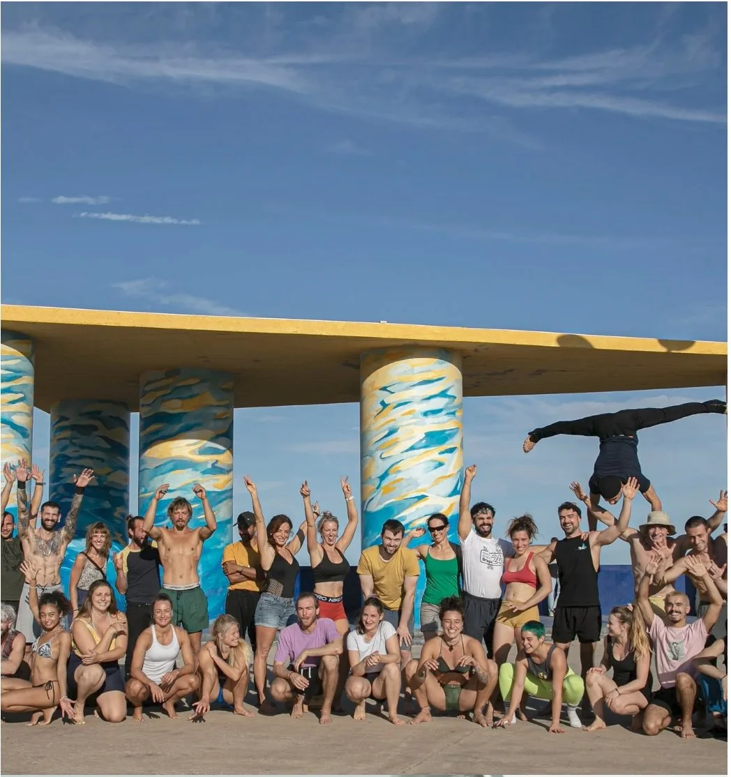 Handstand Fiesta Valencia family photo