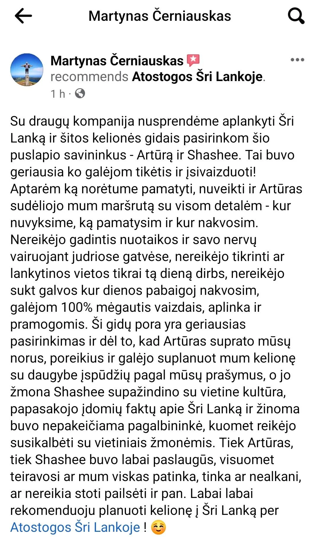 Screenshot of a social media post in Lithuanian praising a travel guide for Sri Lanka, mentioning attractions and cultural insights.