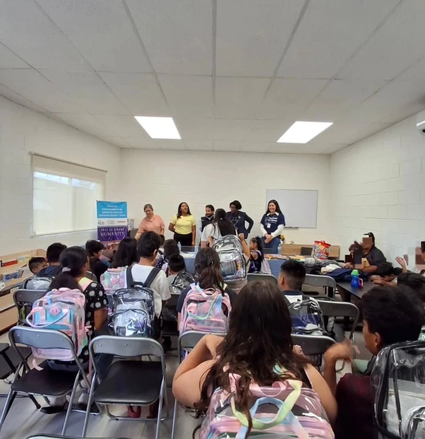 Hoy recibimos la visita de los consulados mexicano @consulmexnog y estadounidense @uscgnogales y  @samu_first_response donde tuvieron la oportunidad de conocer nuestros proyectos, entre ellos el de Escuelika; una escuela formalmente constituida con e