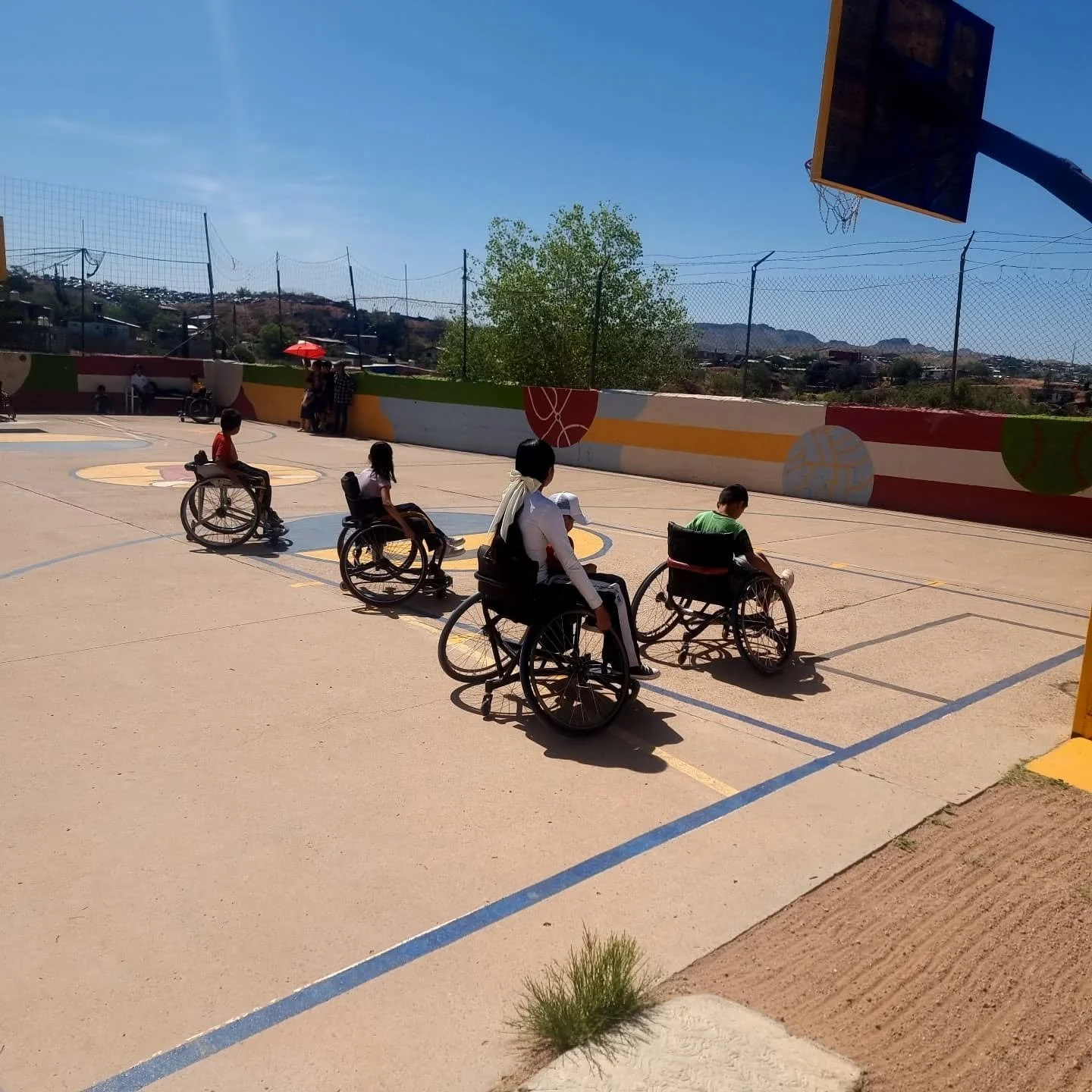 La inclusi&oacute;n de personas con discapacidades f&iacute;sicas es crucial para construir una sociedad justa y equitativa.

 Al integrar sus diversas perspectivas y talentos, no solo enriquecemos nuestras comunidades, sino que tambi&eacute;n foment