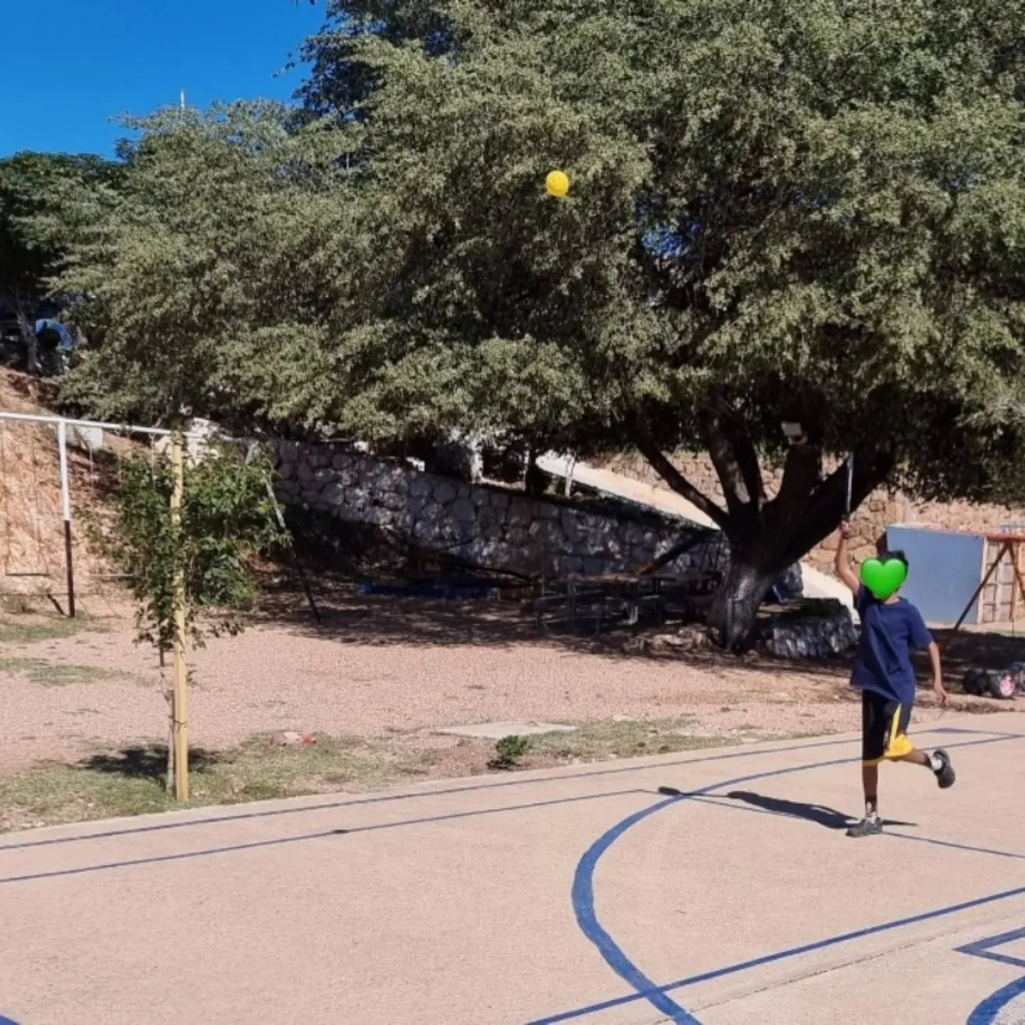 Contamos con la vista de @kaki.logan quien comparti&oacute; con ni&ntilde;as ni&ntilde;os y adolescentes libros biling&uuml;es en espa&ntilde;ol e ingl&eacute;s. As&iacute; mismo clases de Pickleball, compartiendo material y un excelente torneo del m