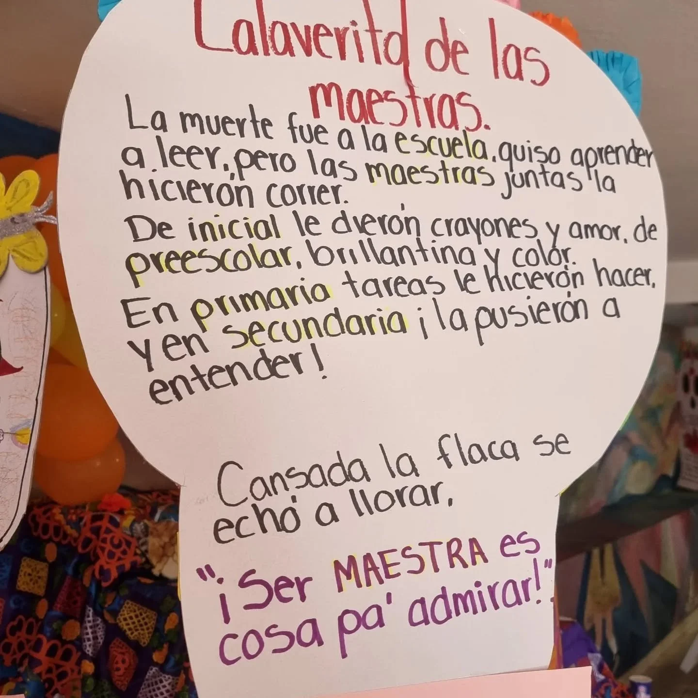 💀 Calaverita del D&iacute;a de Muertos 💀

En Nogales, bajo el sol ardiente,
la huesuda lleg&oacute; sonriente,
cruzando el polvo del desierto cruel,
con su manto negro y su oscuro pincel.

&ldquo;&iexcl;Vengo al albergue!&rdquo;, grit&oacute; sin p