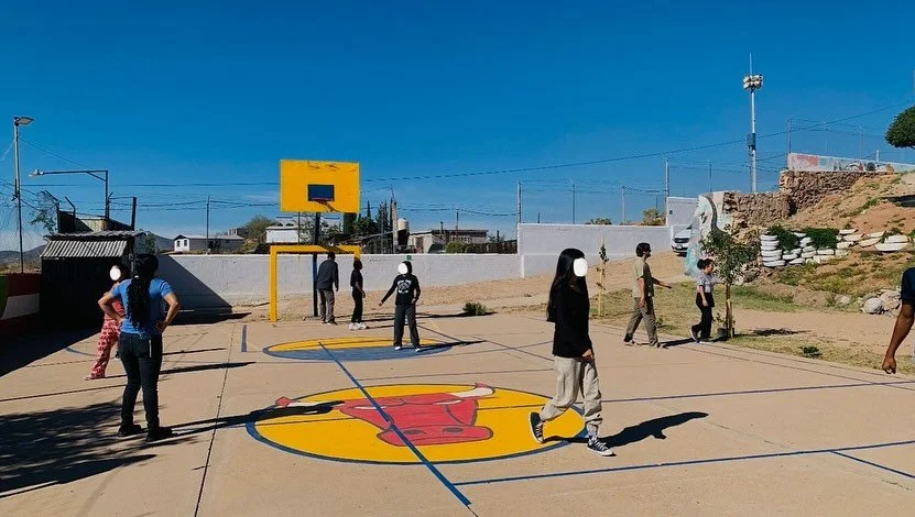 El lunes pasado dimos inicio a un nuevo mes. Comenzamos con una divertida partida de pickleball y despu&eacute;s de f&uacute;tbol entre NNA (ni&ntilde;os, ni&ntilde;as y adolescentes) y madres. &iexcl;El juego estuvo buen&iacute;simo! Aunque hubo var