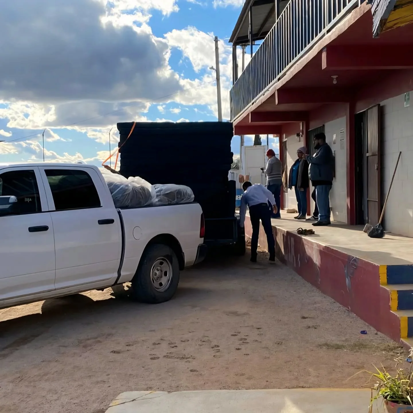 La Oficina de Atenci&oacute;n al Migrante hizo entrega de colchones y cobijas. Este aporte busca aliviar la situaci&oacute;n de quienes llegan despu&eacute;s de largos viajes.
Donde dormir con comodidad, abrigo y seguridad es b&aacute;sico 🛏️.

Cree