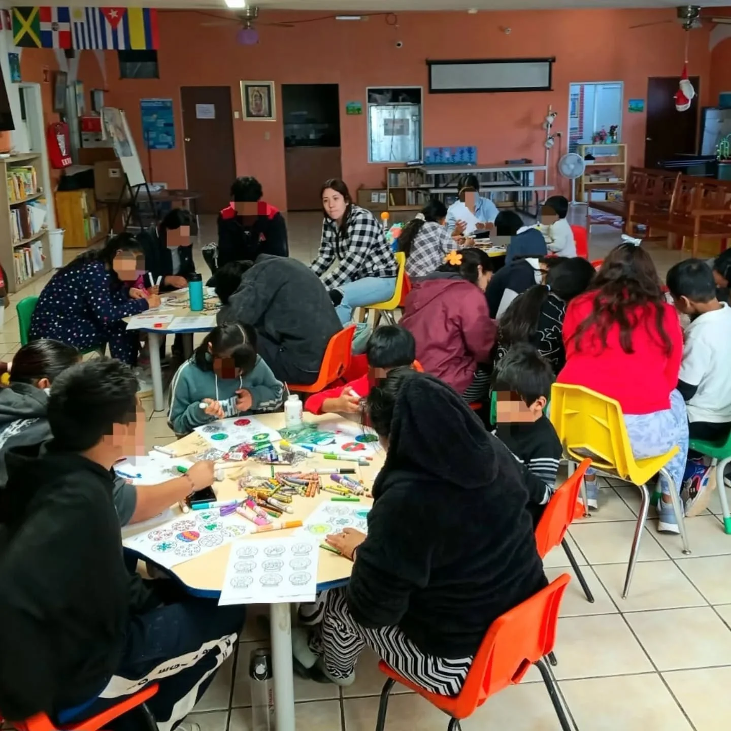 Inician los preparativos en donde las familias tejen la magia de esta temporada. ❄️☃️⭐

Entre manos se crean adornos que iluminan nuestros hogar y conversaciones que abrigan el coraz&oacute;n. 🏡❤️

La comunidad se encuentra en cada gesto: en la risa