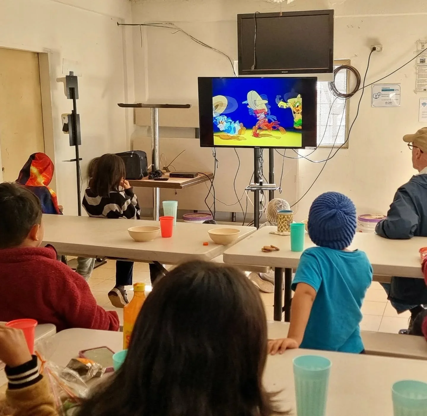 El cine 📽️ es un lenguaje universal que permite sentirnos comprendidos sin necesidad de explicarlo todo. Las expresiones culturales se vuelven herramientas para construir puentes entre la memoria y las nuevas realidades que compartimos. 🎭✨

El espa