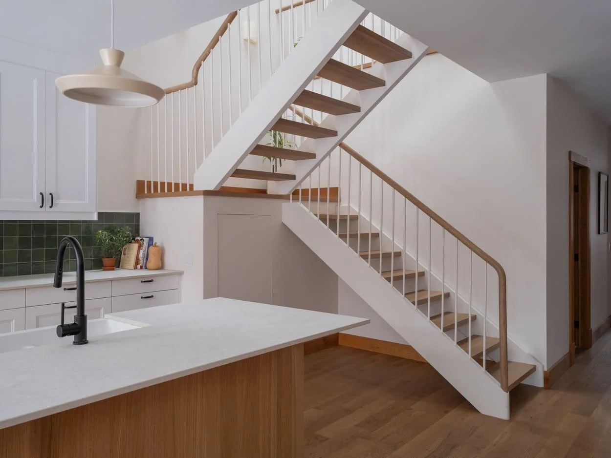 Chambord-escalier-flottant-chene-cuisine-Cassia-Construction.jpg