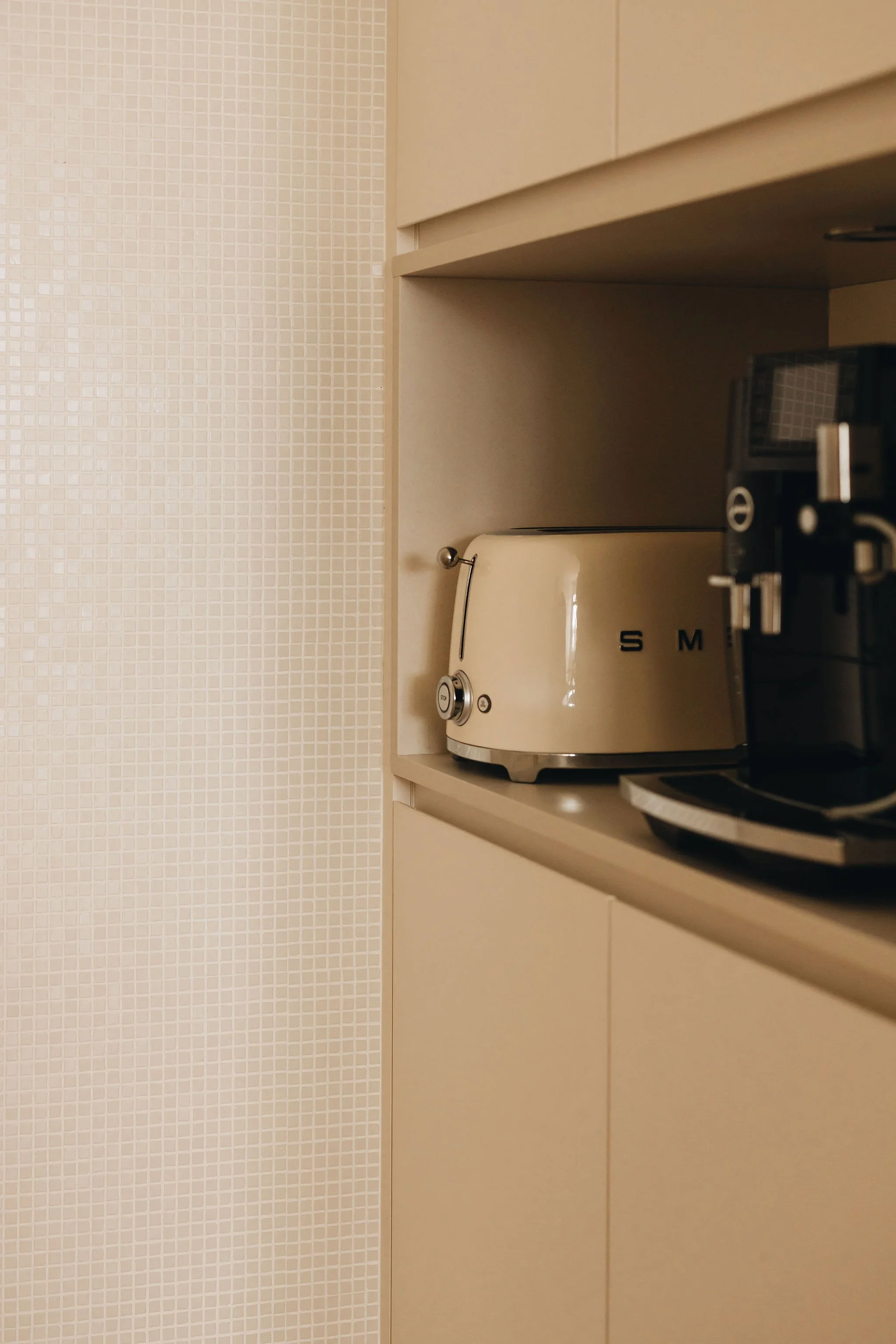Brunet-mosaique-niche-grille-pain-smeg-Cassia-Construction.jpg