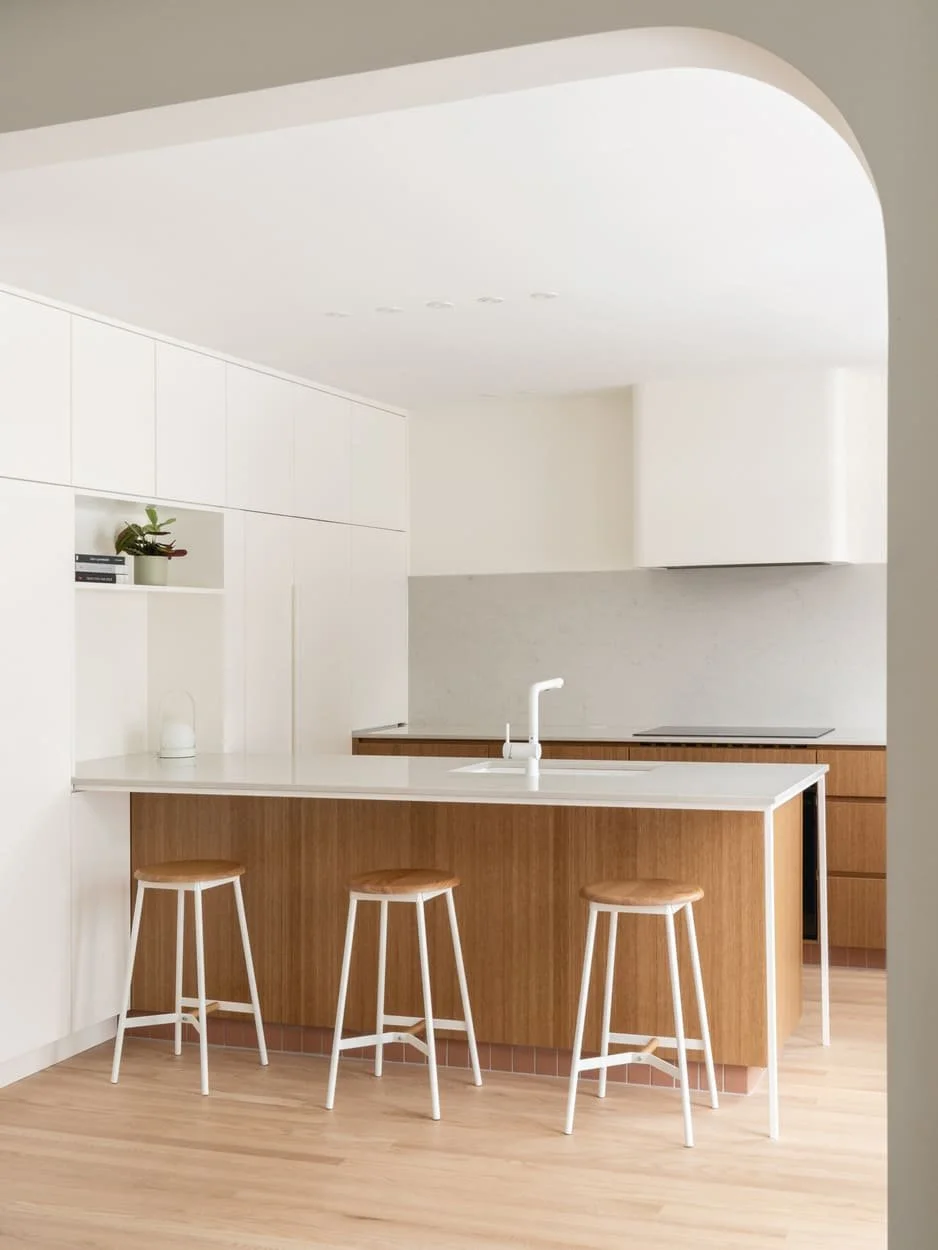 Roselyn-cuisine-ilot-tabourets-hotte-Cassia-Construction.jpg