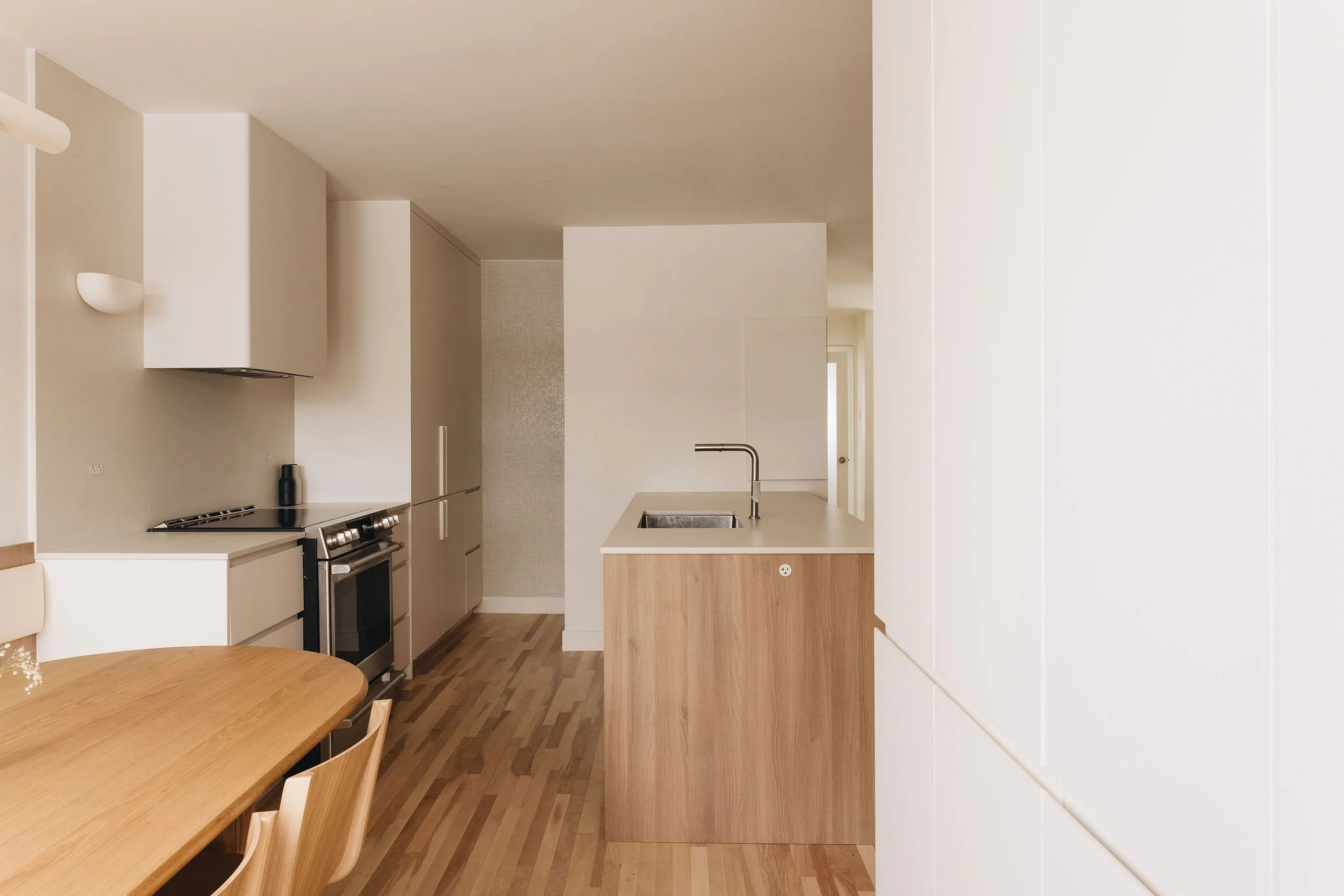 Brunet-cuisine-ilot-evier-plancher-bois-Cassia-Construction.jpg