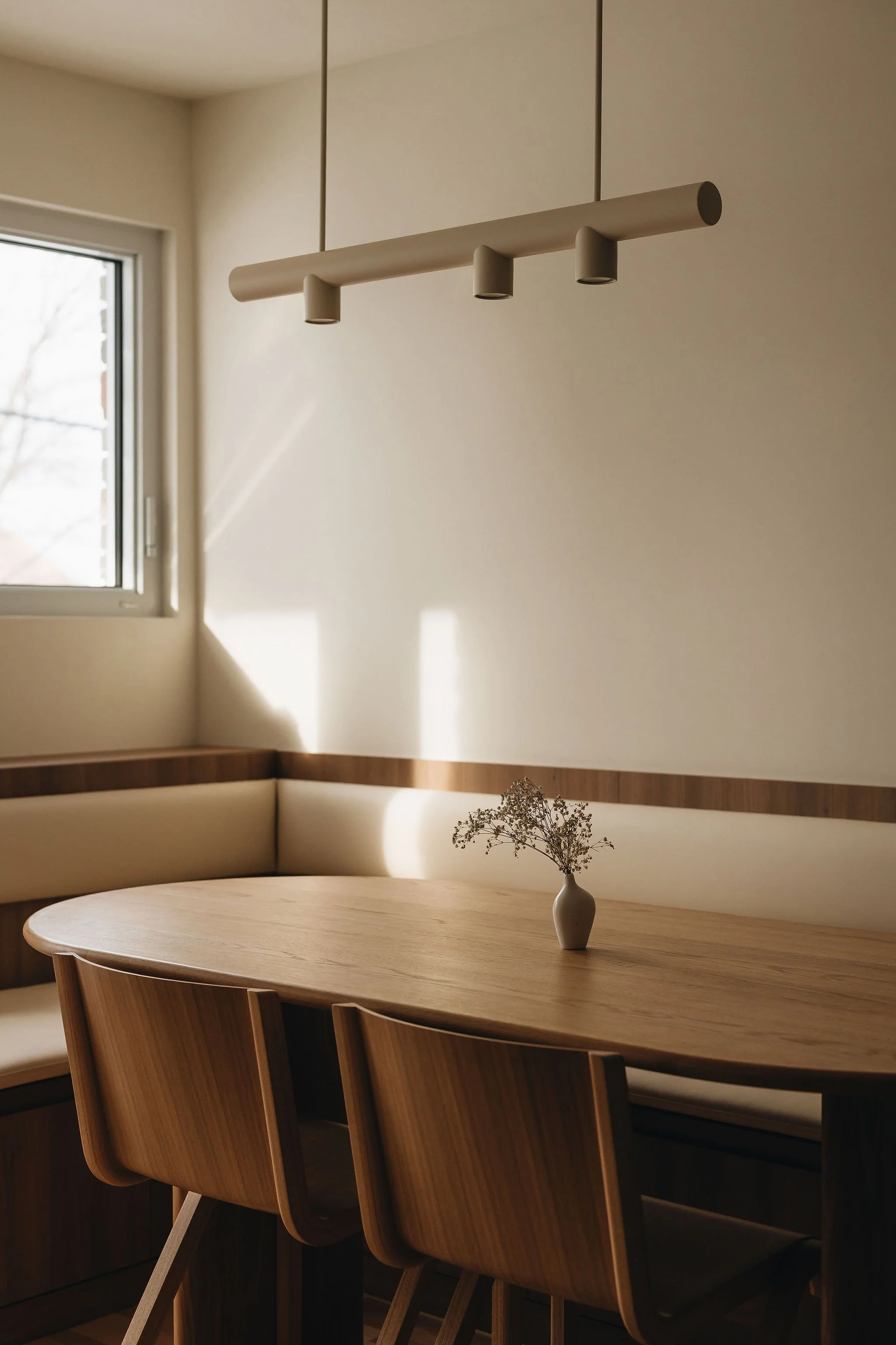 Brunet-banquette-table-ovale-lumiere-Cassia-Construction.jpg