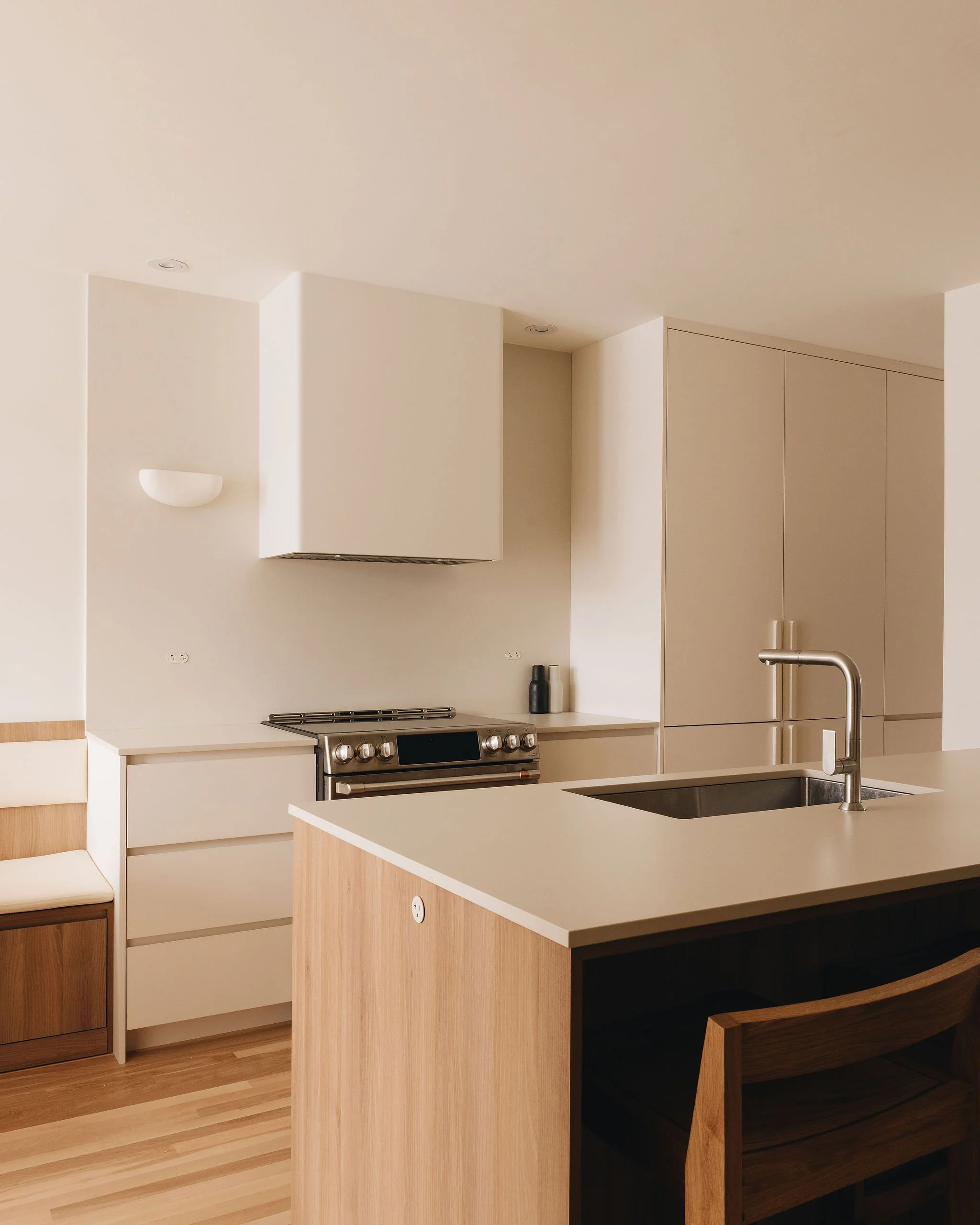 Brunet-hotte-ilot-cuisine-evier-Cassia-Construction.jpg