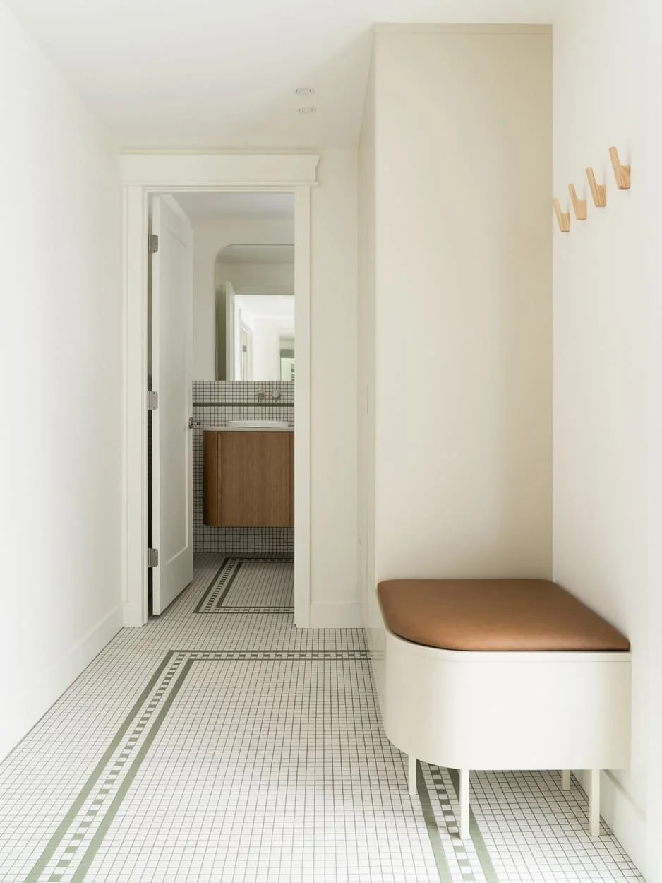 Roselyn-entree-tapis-mosaique-banc-Cassia-Construction.jpg