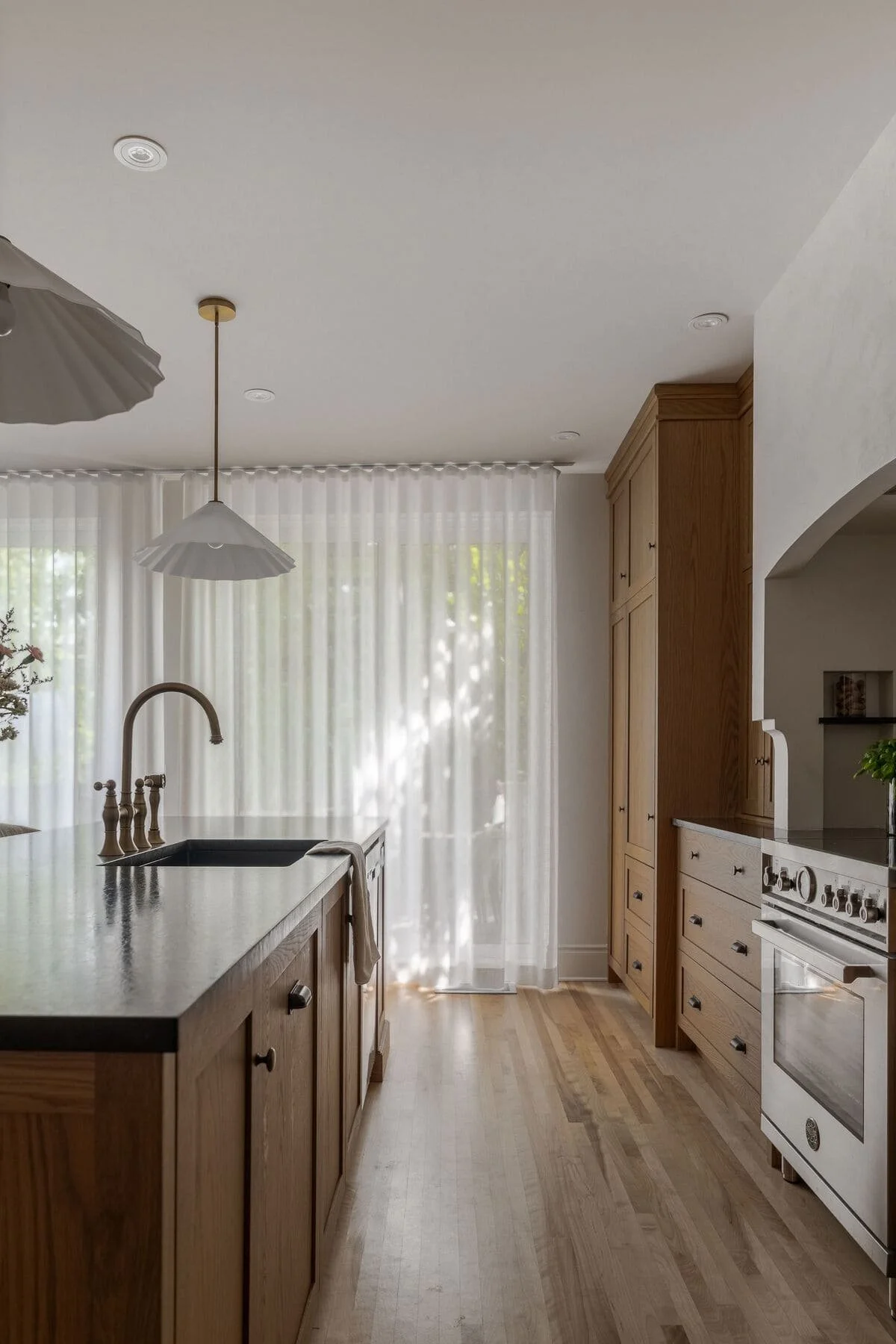 Louis-Hebert-2-cuisine-armoires-chene-rangement-Cassia-Construction.jpg